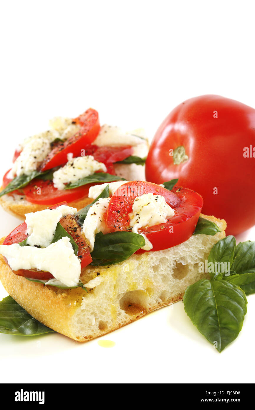 Sandwich avec tomates, fromage et basilic. Banque D'Images