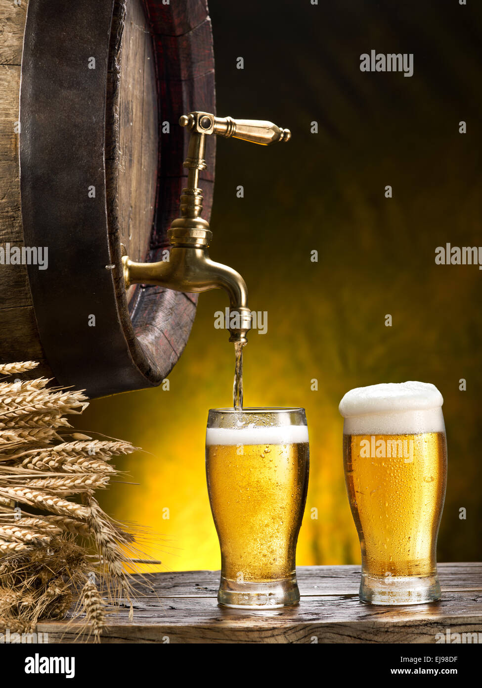 Still Life : broche ancienne en bois de la bière, verre de bière et le blé sur la table dans la cave. Banque D'Images