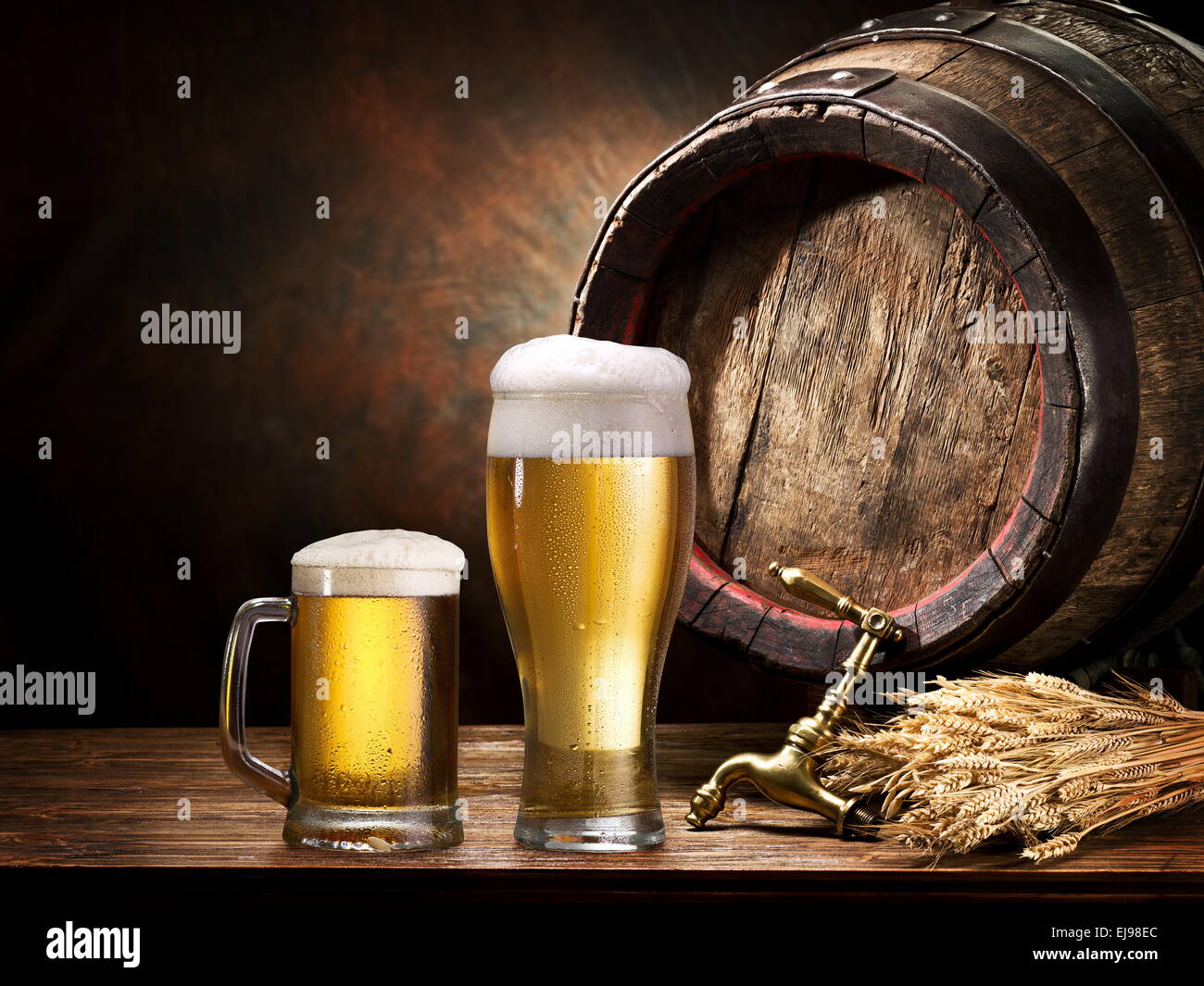 Still Life : broche ancienne en bois de la bière, verre de bière et le blé sur la table dans la cave. Banque D'Images