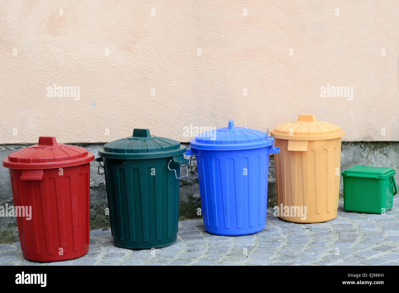 Poubelles dans les différentes couleurs Banque D'Images