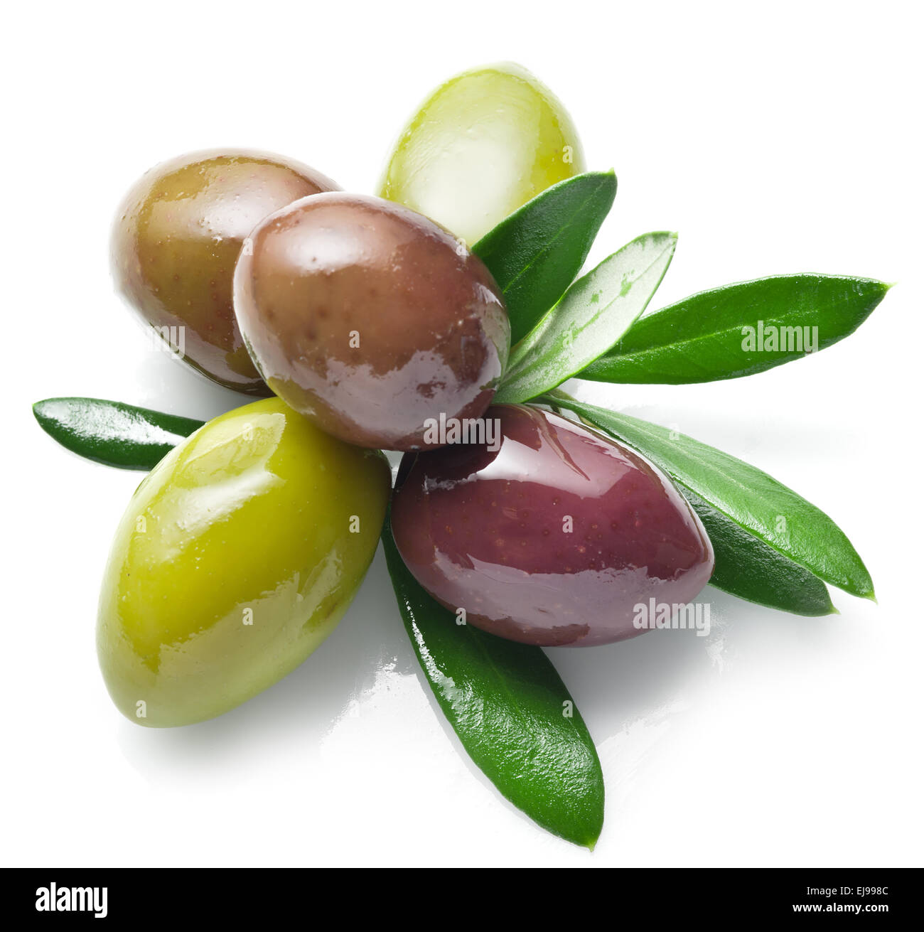 Olives avec des feuilles sur un fond blanc. Banque D'Images