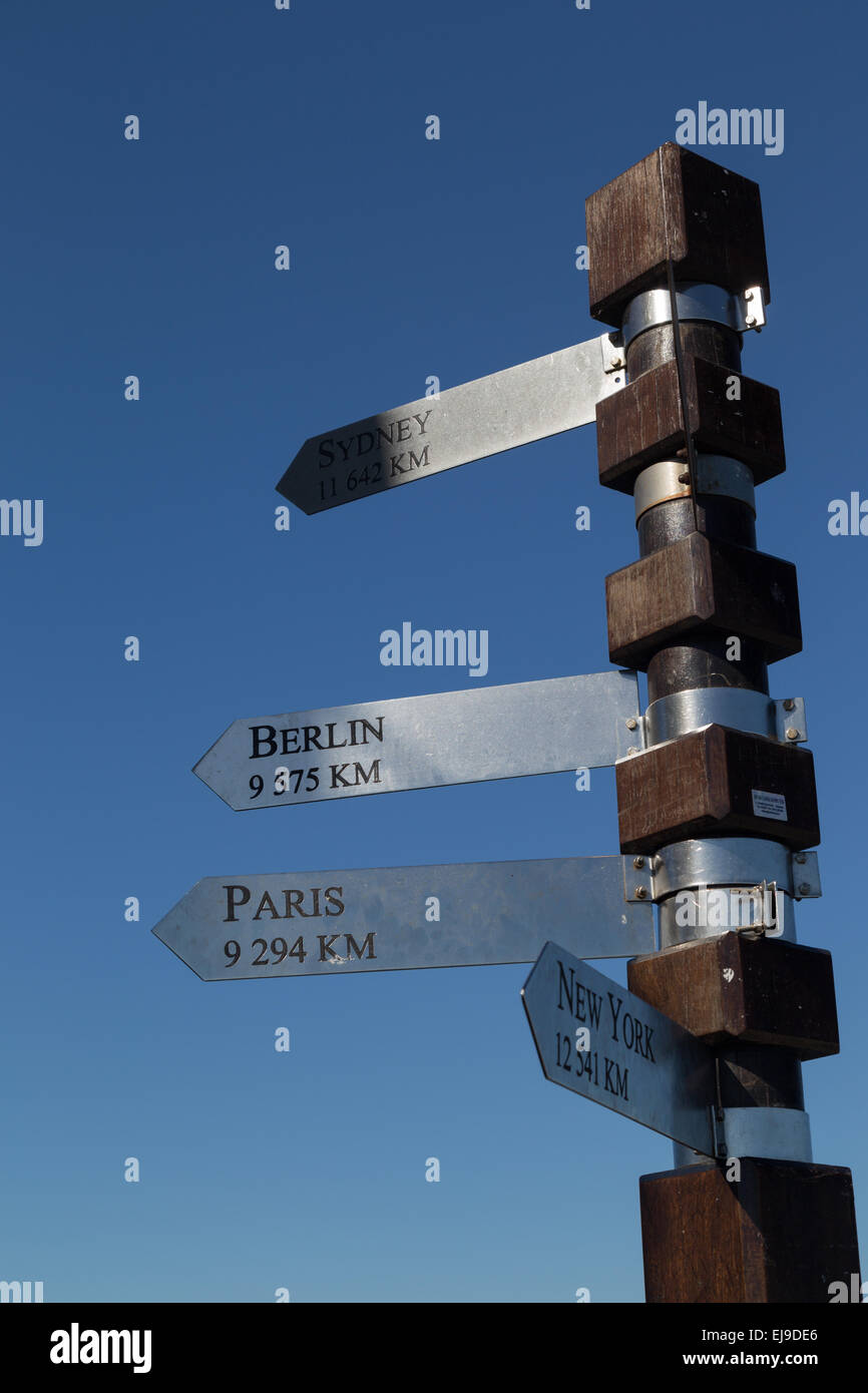 Panneau indiquant la distance à diverses capitales de la pointe du Cap, Afrique du Sud Banque D'Images