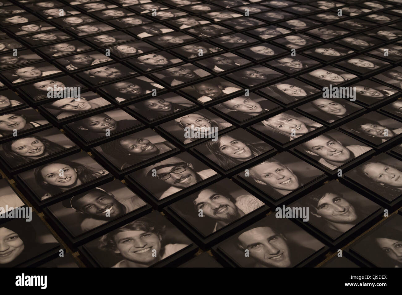 De nombreux visages en noir et blanc Banque D'Images