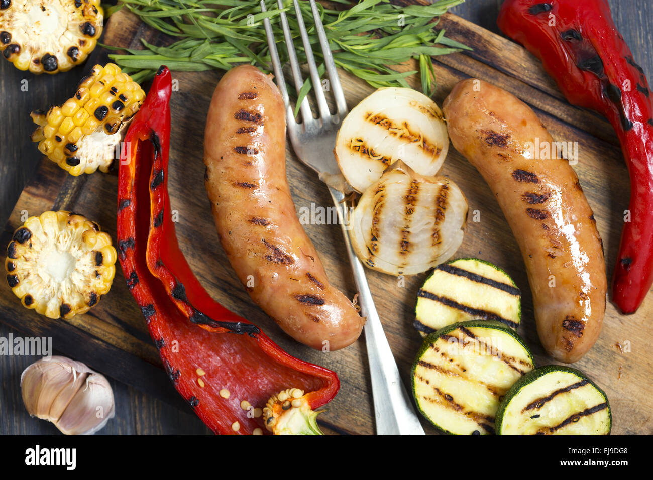Saucisses et légumes grillés libre. Banque D'Images