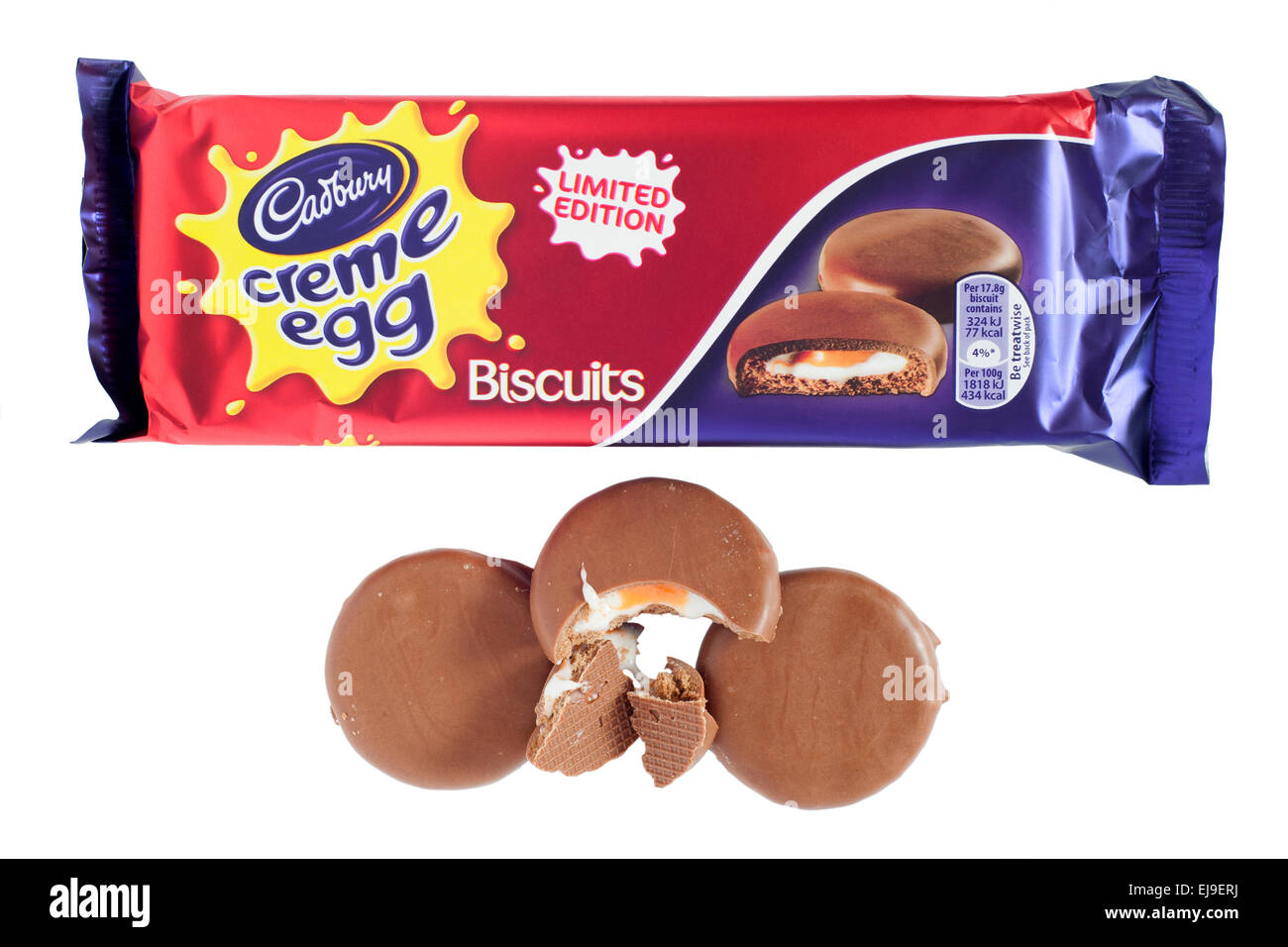 Un paquet de limited edition cadbury creme egg biscuits isolé sur fond blanc Banque D'Images