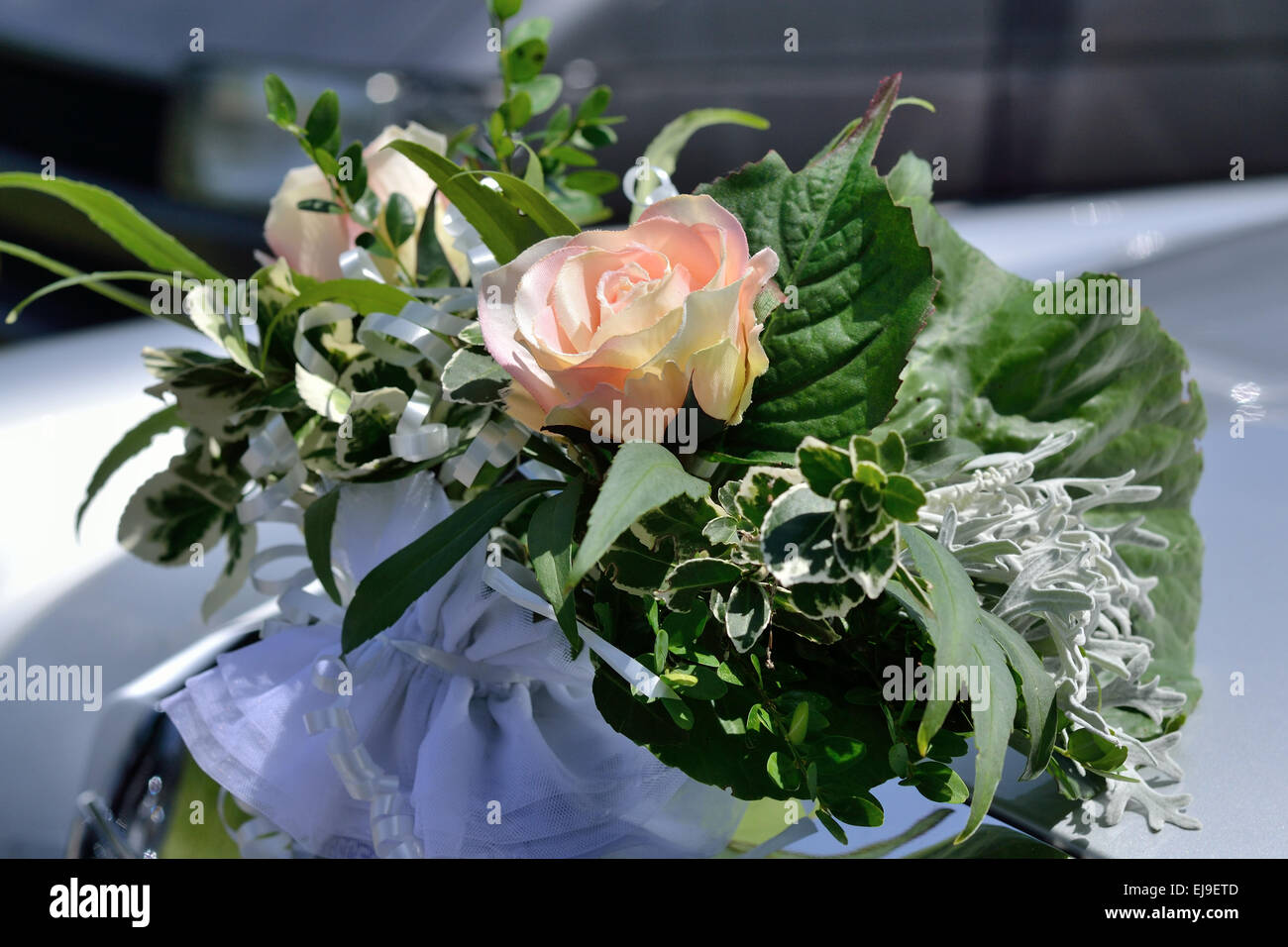 Arrangement floral sur Voiture de mariage Banque D'Images