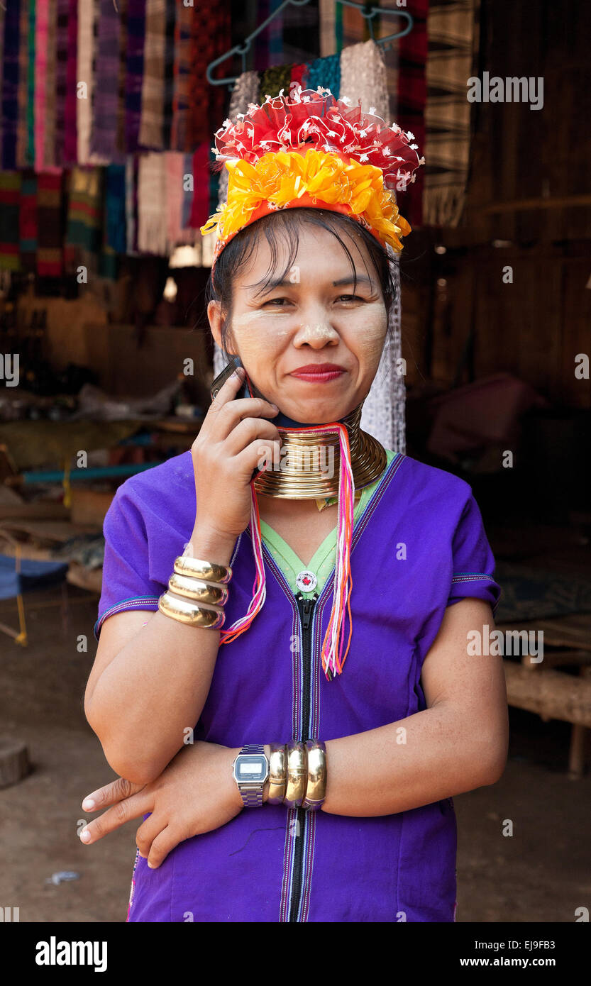 Jeune femme de la tribu de colline Kayan, Myanmar, Birmanie. Le port de la traditionnelle bague de col en laiton. L'utilisation d'un téléphone mobile. Banque D'Images