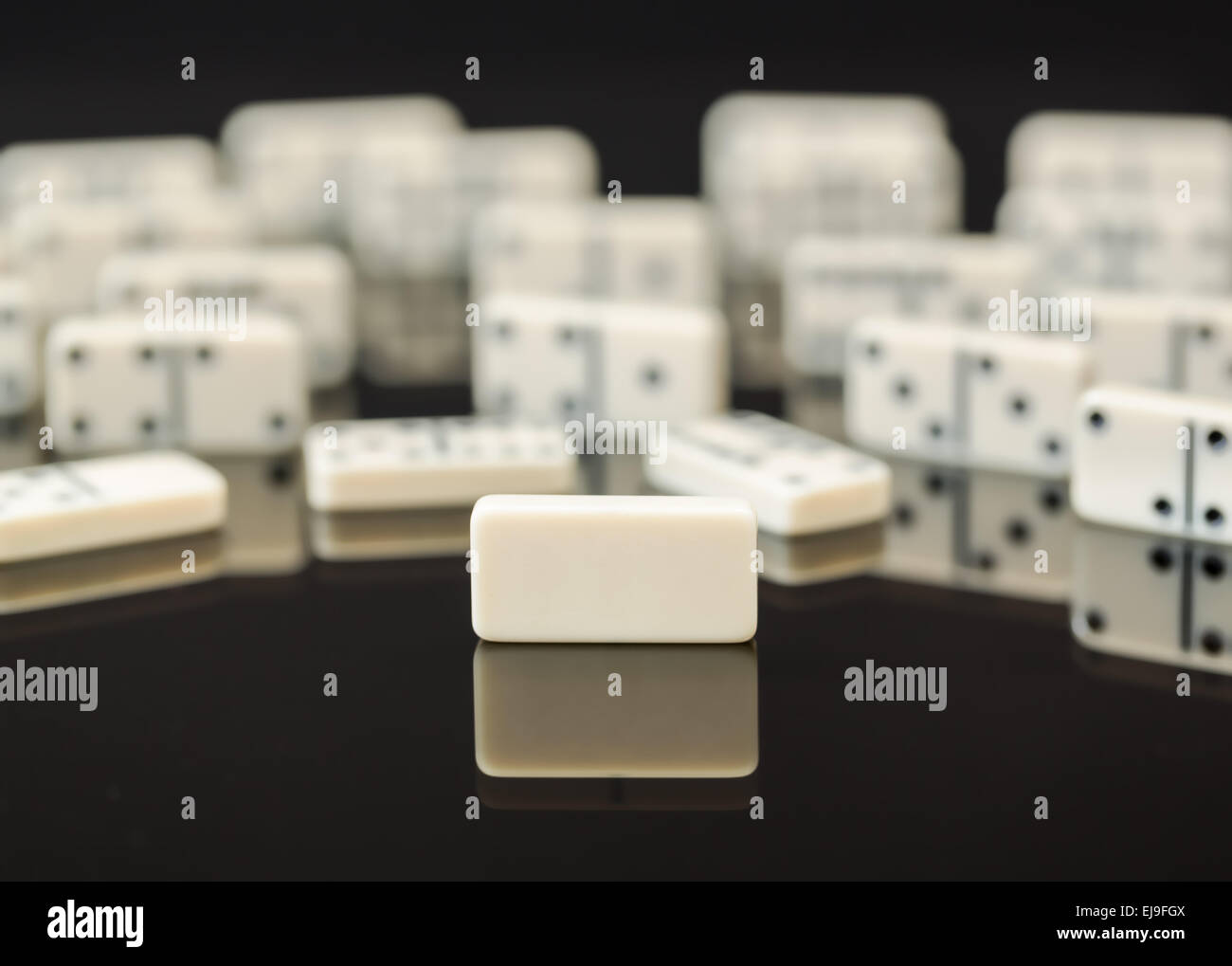 Dominos blancs avec un seul domino vierge Banque D'Images