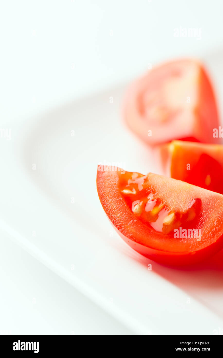 Des tranches de tomate sur plaque blanche studio shot Banque D'Images