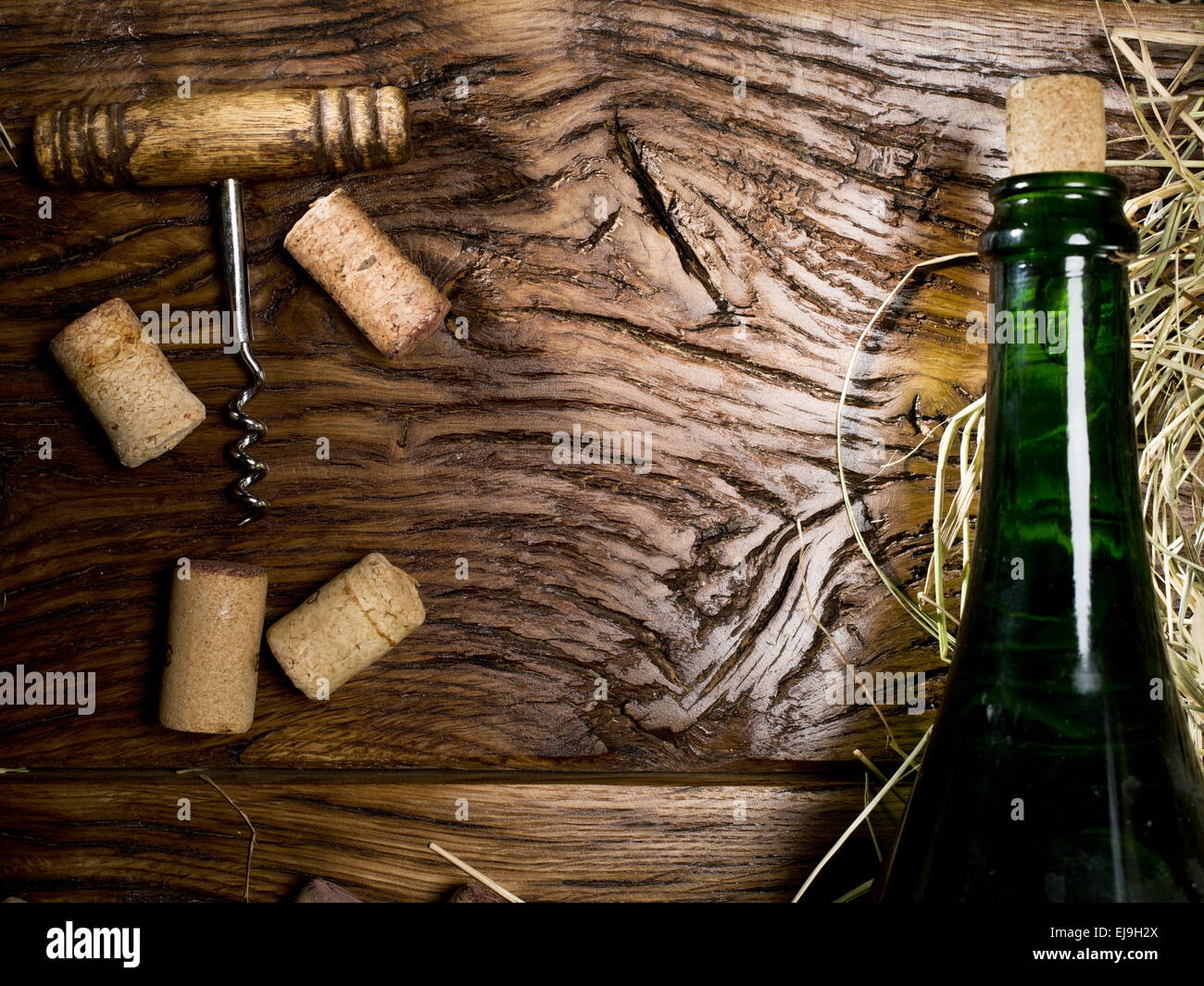 Bouteille de vin et des bouchons sur une vieille table en bois. Banque D'Images