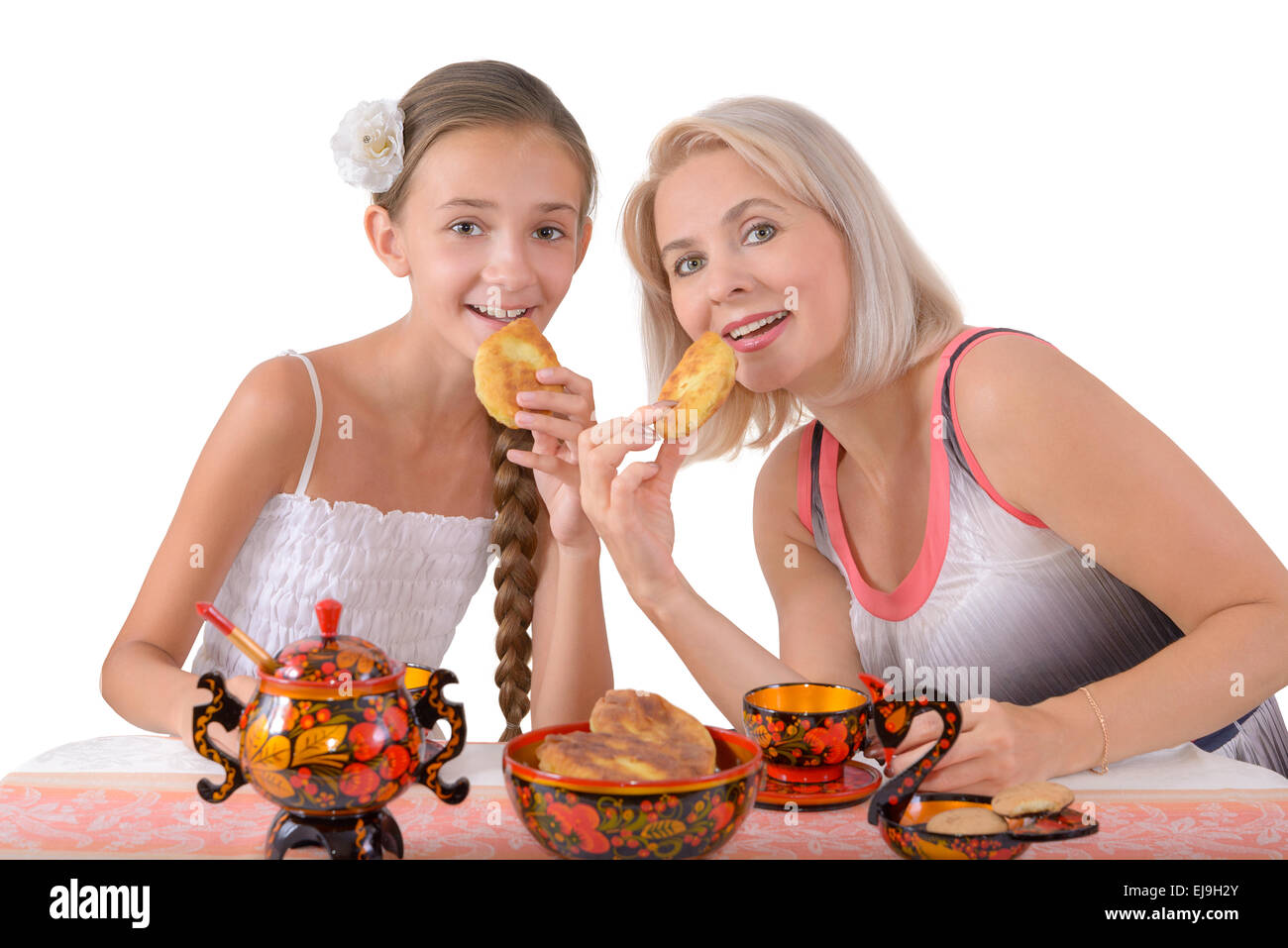 Mère et fille de manger des tartes Banque D'Images