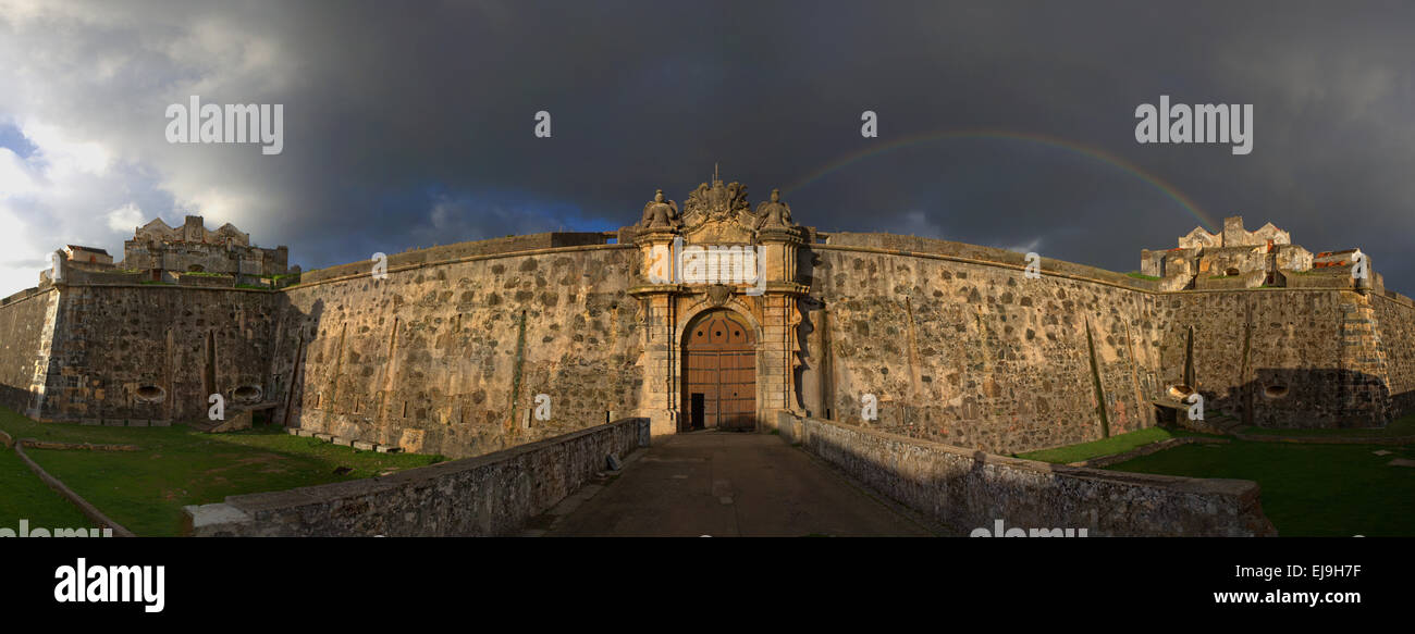 Entrée du Fort de la grâce d'Elvas, sud du Portugal. Vue panoramique tourné avec rainbow Banque D'Images Entrée du Fort de la grâce d'Elvas, sud du Portugal. Vue panoramique tourné avec rainbow Banque D'Images