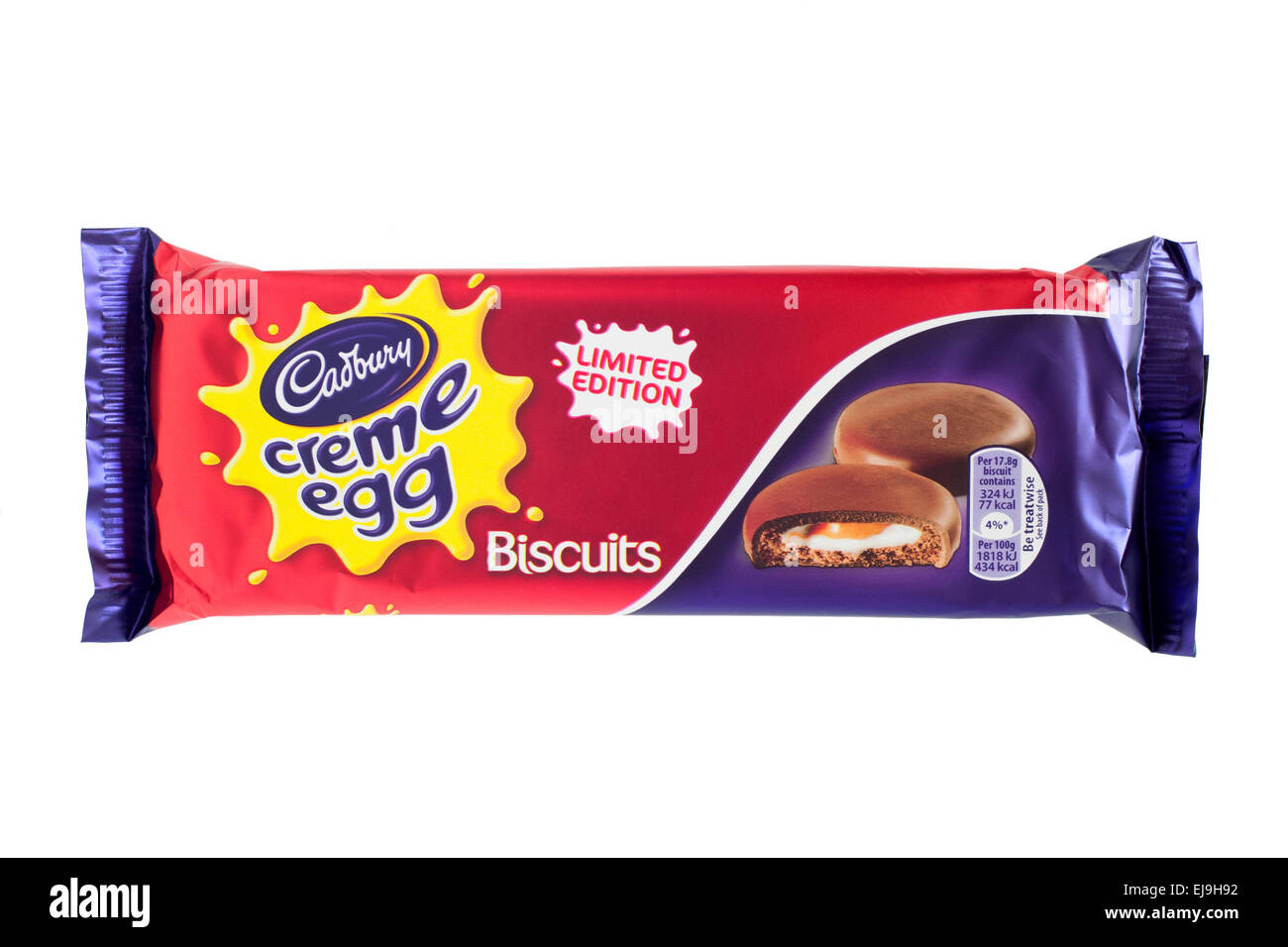 Un paquet de limited edition cadbury creme egg biscuits isolé sur fond blanc Banque D'Images