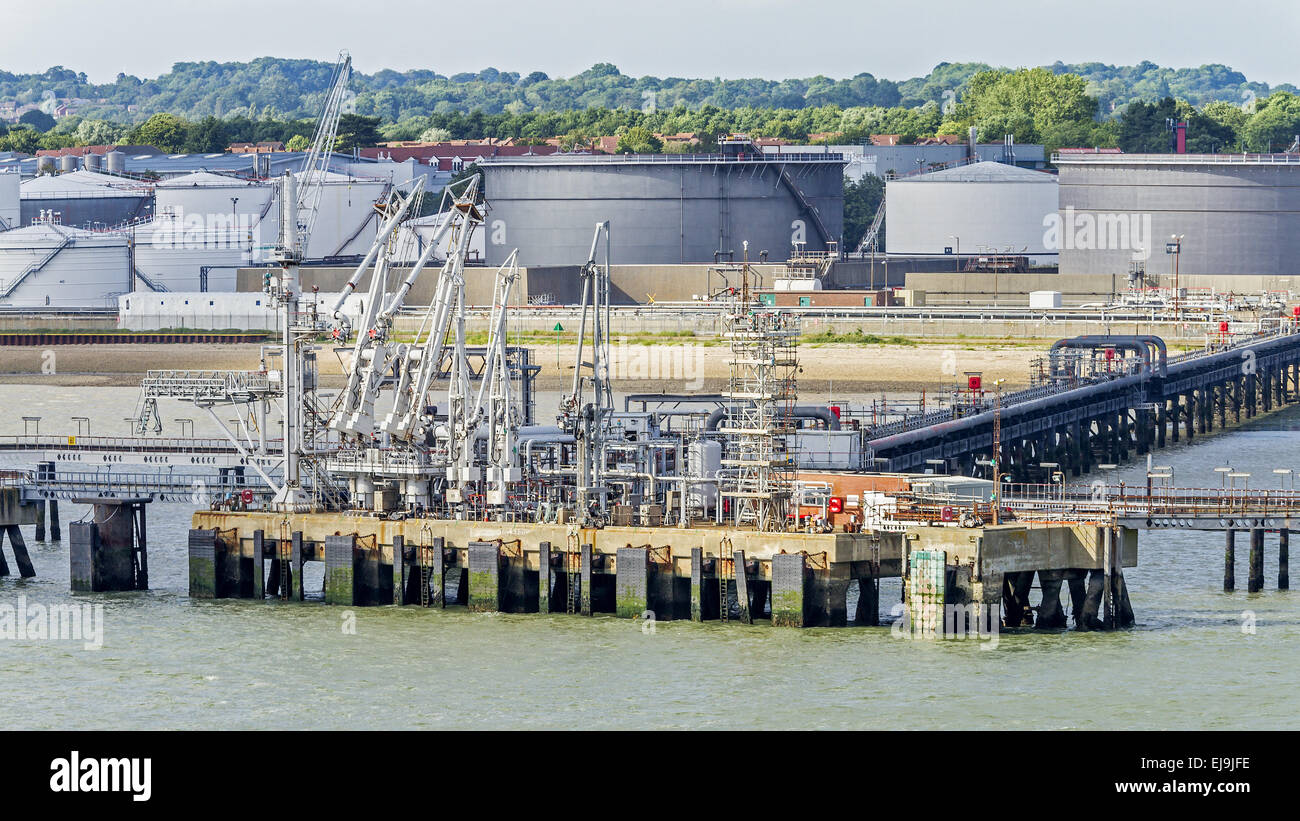 Les réservoirs de la raffinerie de pétrole de Fawley Royaume-uni Southampton Banque D'Images
