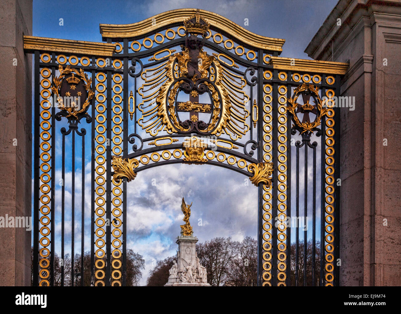 Magnifique au palais de Buckingham Gate, London, en vue jusqu'à l'Édifice commémoratif Victoria. Banque D'Images