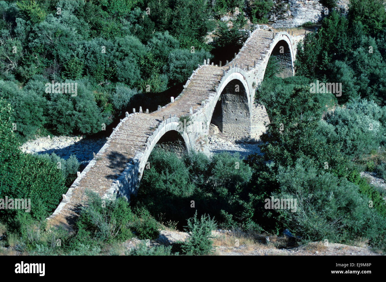 Humped-Back triple ou triple pont voûté de Plakidas ou Kalogeriko (1814) aka The Monk's Bridge près de Kipi Village traverse la gorge d'Vikakis Zagori centrale Grèce Epirus Zagoria ou Banque D'Images