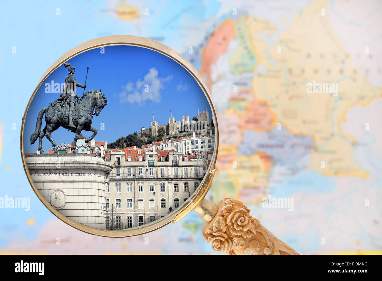 À la recherche de sur Lisbonne, Portugal avec carte de l'Europe dans l'arrière-plan Banque D'Images