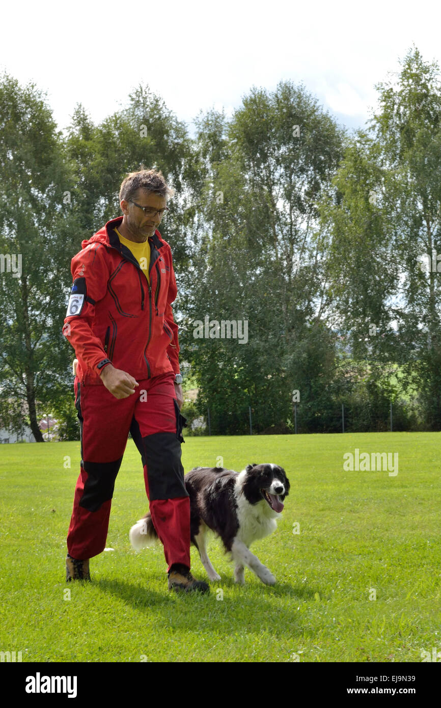 Promenades pour chien sans laisse à côté de Propriétaire Banque D'Images
