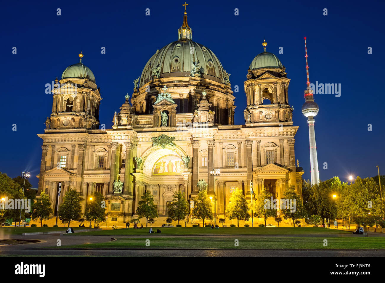 Berliner Dom et la tour de télévision de nuit Banque D'Images