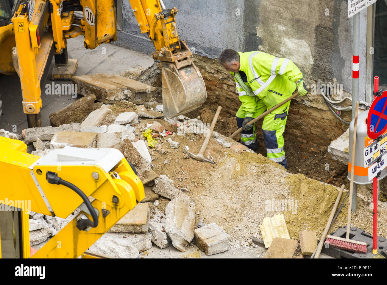 Construction Worker digging hole Banque D'Images