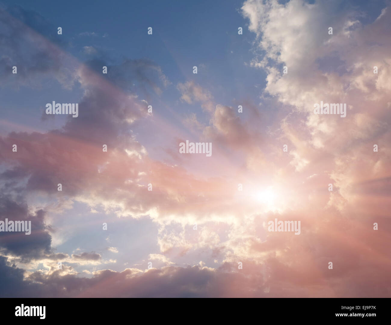 Ciel coloré, le soleil et les nuages au coucher du soleil Banque D'Images