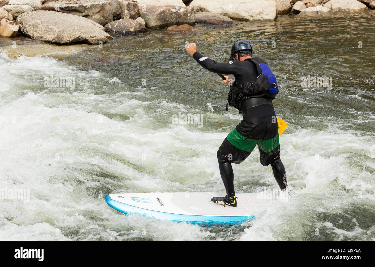 Stand up paddleboarder Expert dans l'eau blanche Banque D'Images
