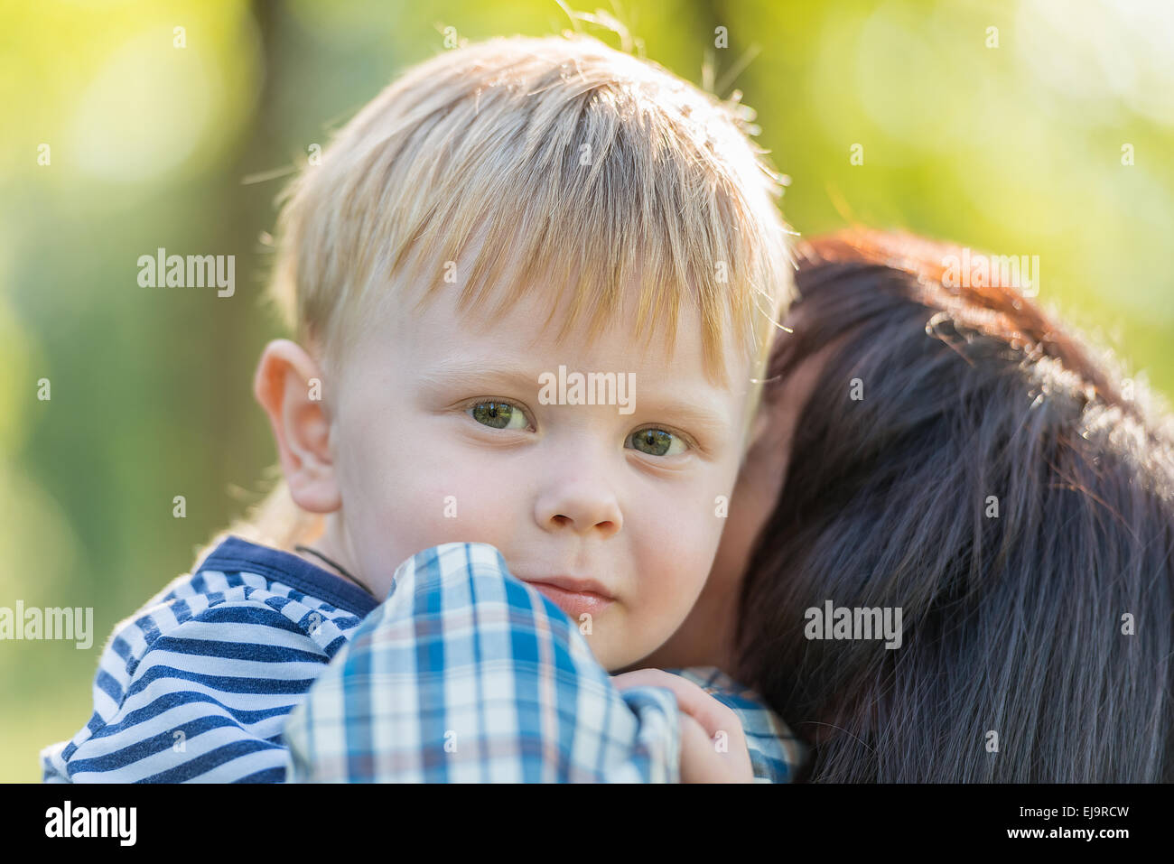 Grand-mère avec son petit-fils dans ses bras Banque D'Images