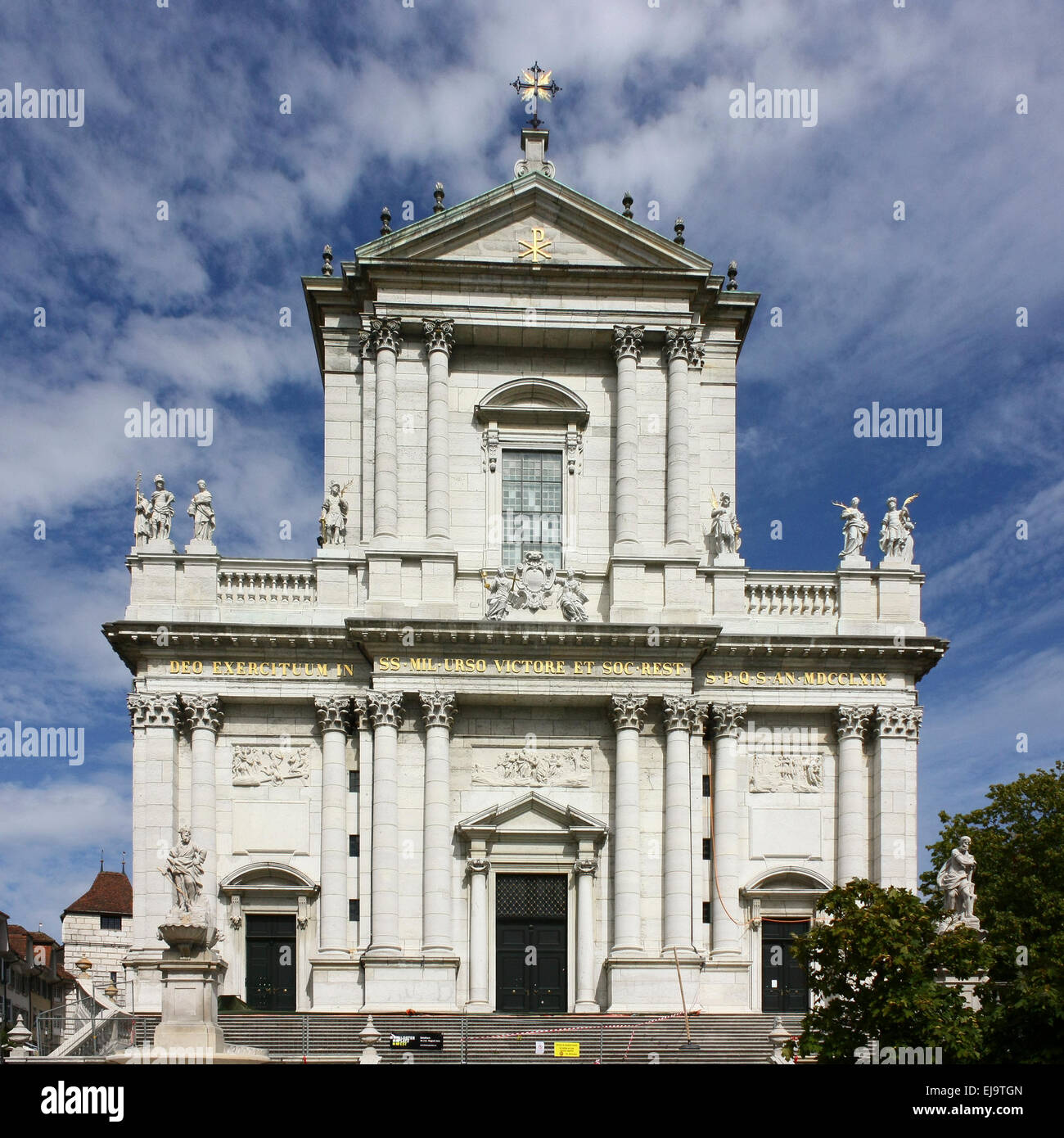 Cathédrale de pierre blanche ensoleillée de Soleure, Suisse. Banque D'Images