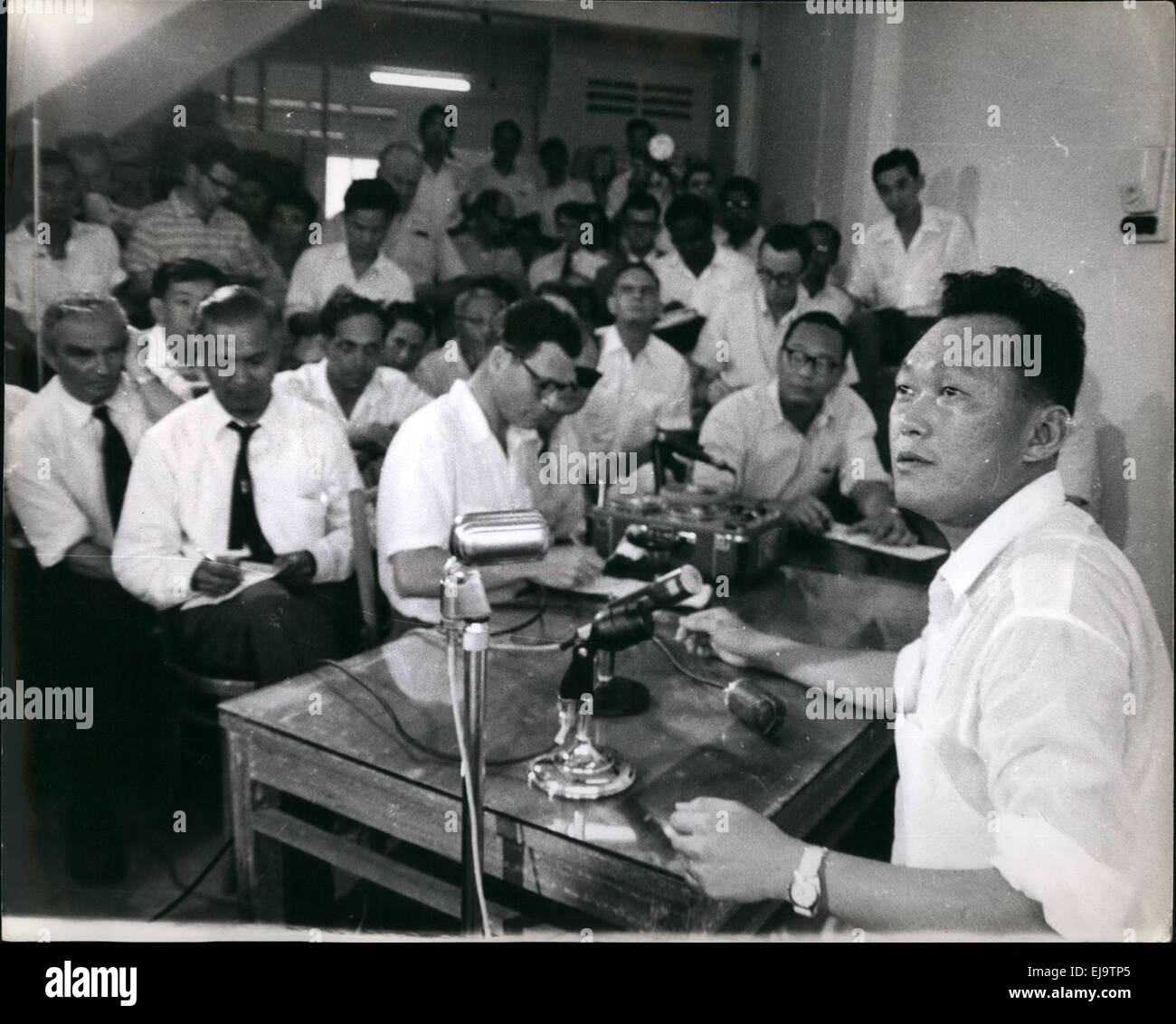 LEE Kuan Yew (16 septembre 1923 - 23 mars 2015), était un homme politique français. Il est devenu le premier Premier Ministre de Singapour en 1959, et dirigé pendant trois décennies. Il est reconnu comme le père fondateur de Singapour moderne, et le seul dirigeant connu pour apporter tout un pays de tiers-monde, pour première condition en une seule génération. Sur la photo : May 6, 1959 - Singapour - Lee Kuan Yew parle lors d'une parti de l'action populaire conférence de presse après le PAP a remporté 43 des 51 sièges à l'assemblée législative. © Keystone Photos USA/ZUMAPRESS.com/Alamy Live News Banque D'Images