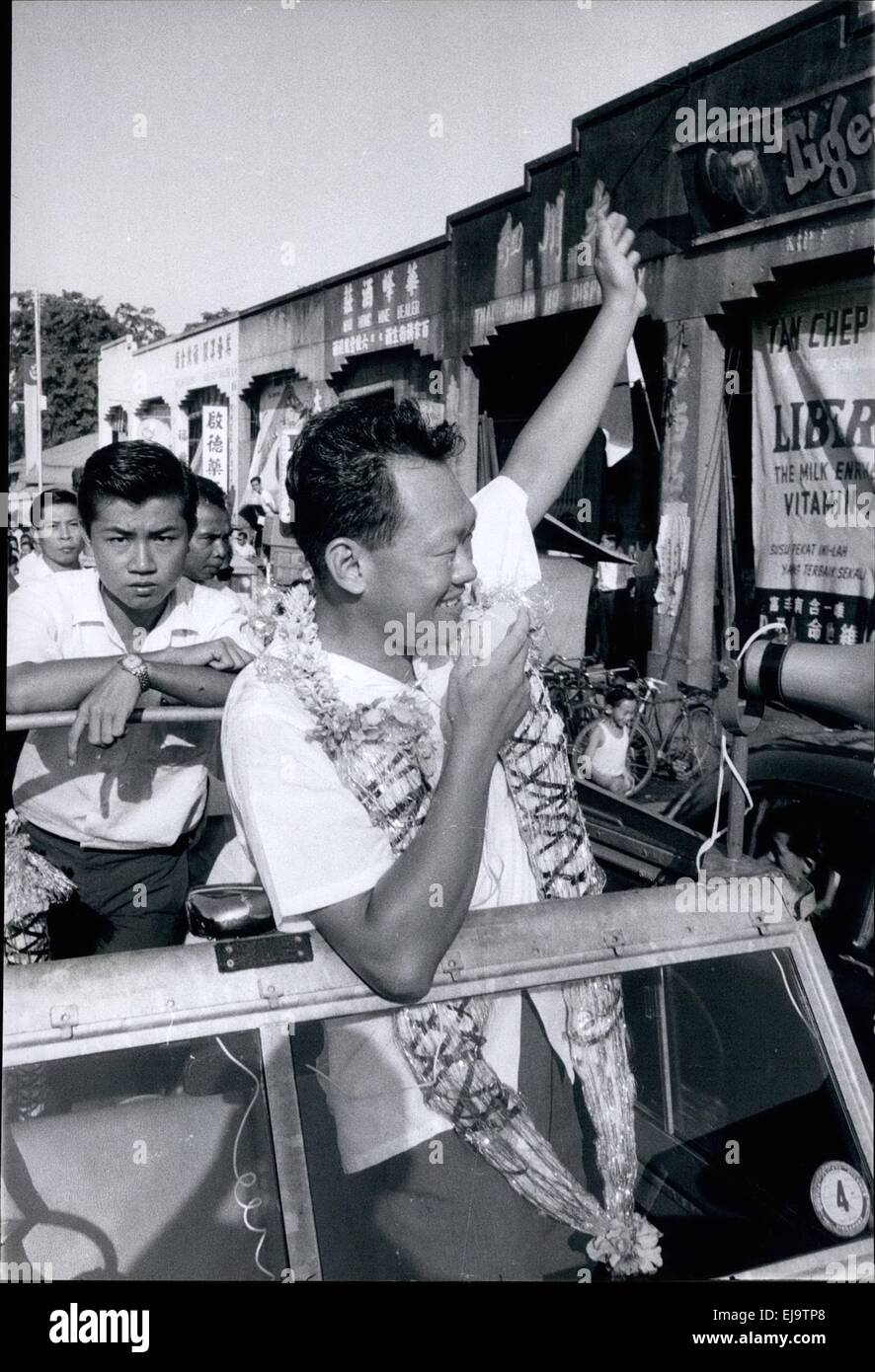 LEE Kuan Yew (16 septembre 1923 - 23 mars 2015), était un homme politique français. Il est devenu le premier Premier Ministre de Singapour en 1959, et dirigé pendant trois décennies. Il est reconnu comme le père fondateur de Singapour moderne, et le seul dirigeant connu pour apporter tout un pays de tiers-monde, pour première condition en une seule génération. Photo : 1959 - Singapour - Singapour Lee Kuan Yew homme politique faisant campagne circa 1959. © Keystone Photos USA/ZUMAPRESS.com/Alamy Live News Banque D'Images