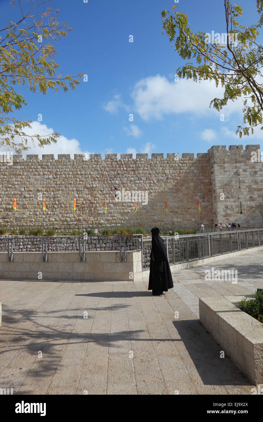 Pèlerin au murs de la ville de David. Banque D'Images