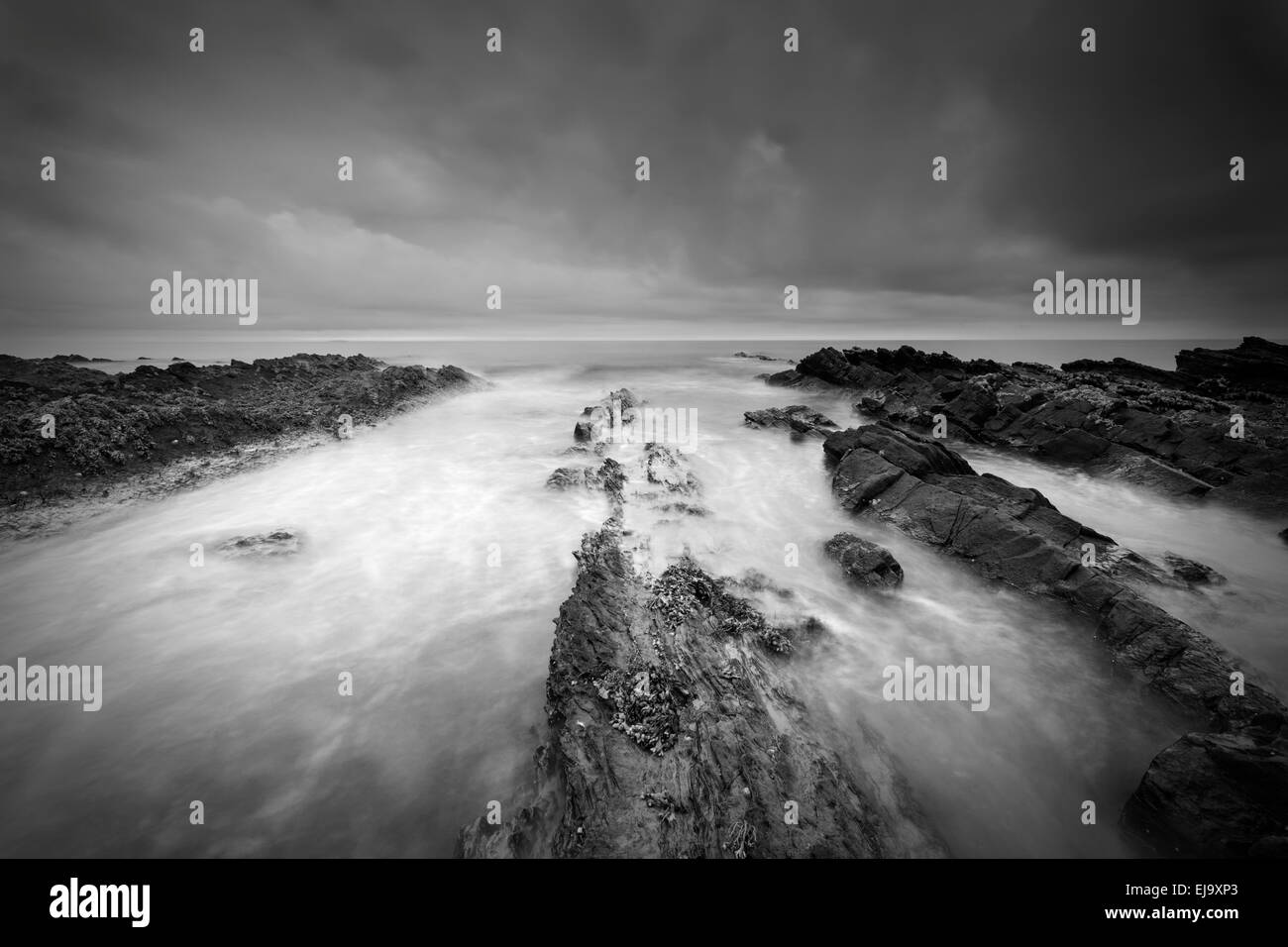 Je n'ai pas pu résister à photographier ces rochers en forme de rasoir convergentes. Les nuages ont empêché de faire son coucher de soleil coloré habituel Banque D'Images