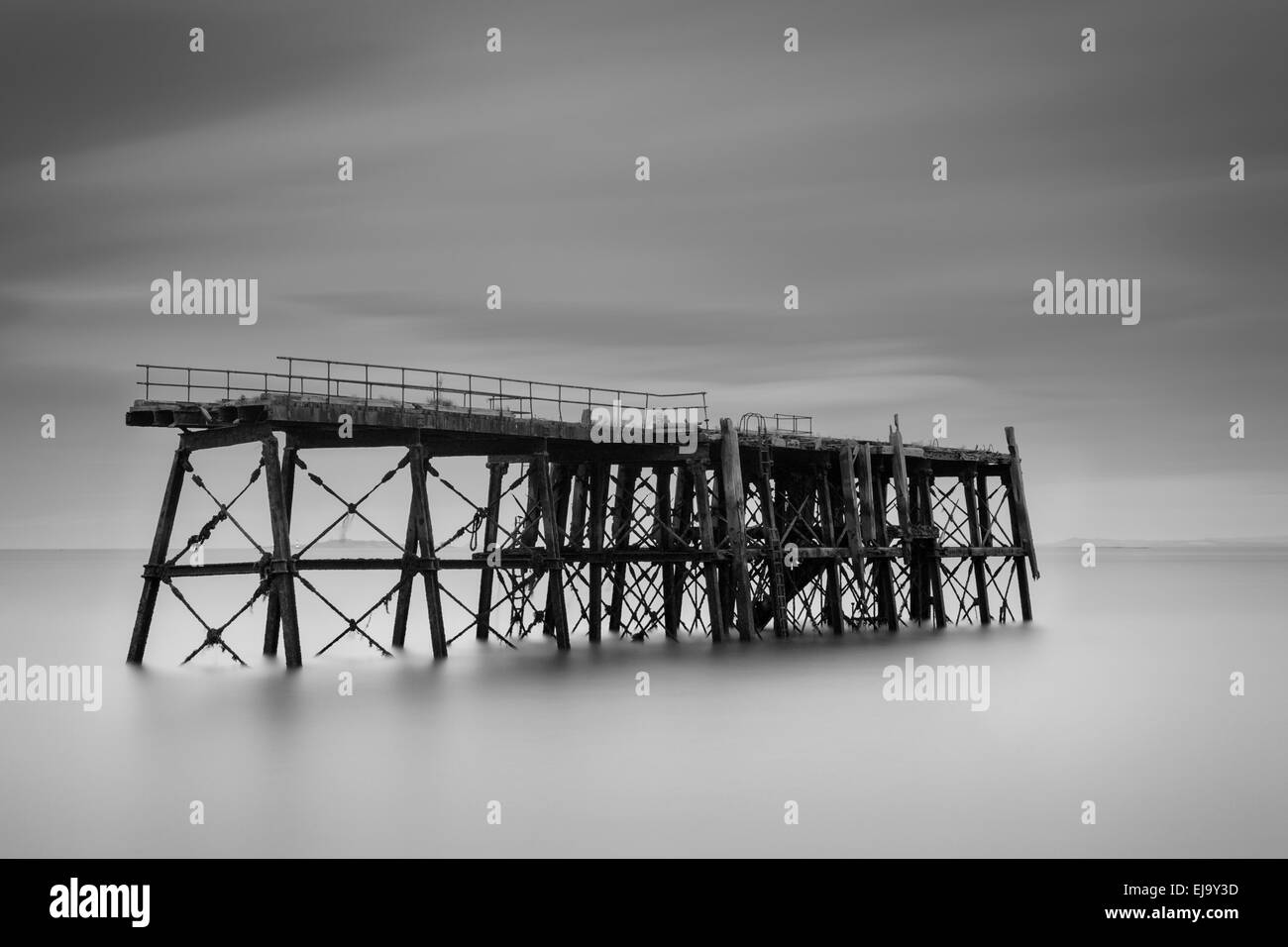 La jetée à Carlingnose point, tout ce qui reste d'un WW1 station sous-marin au nord Queensferry Banque D'Images