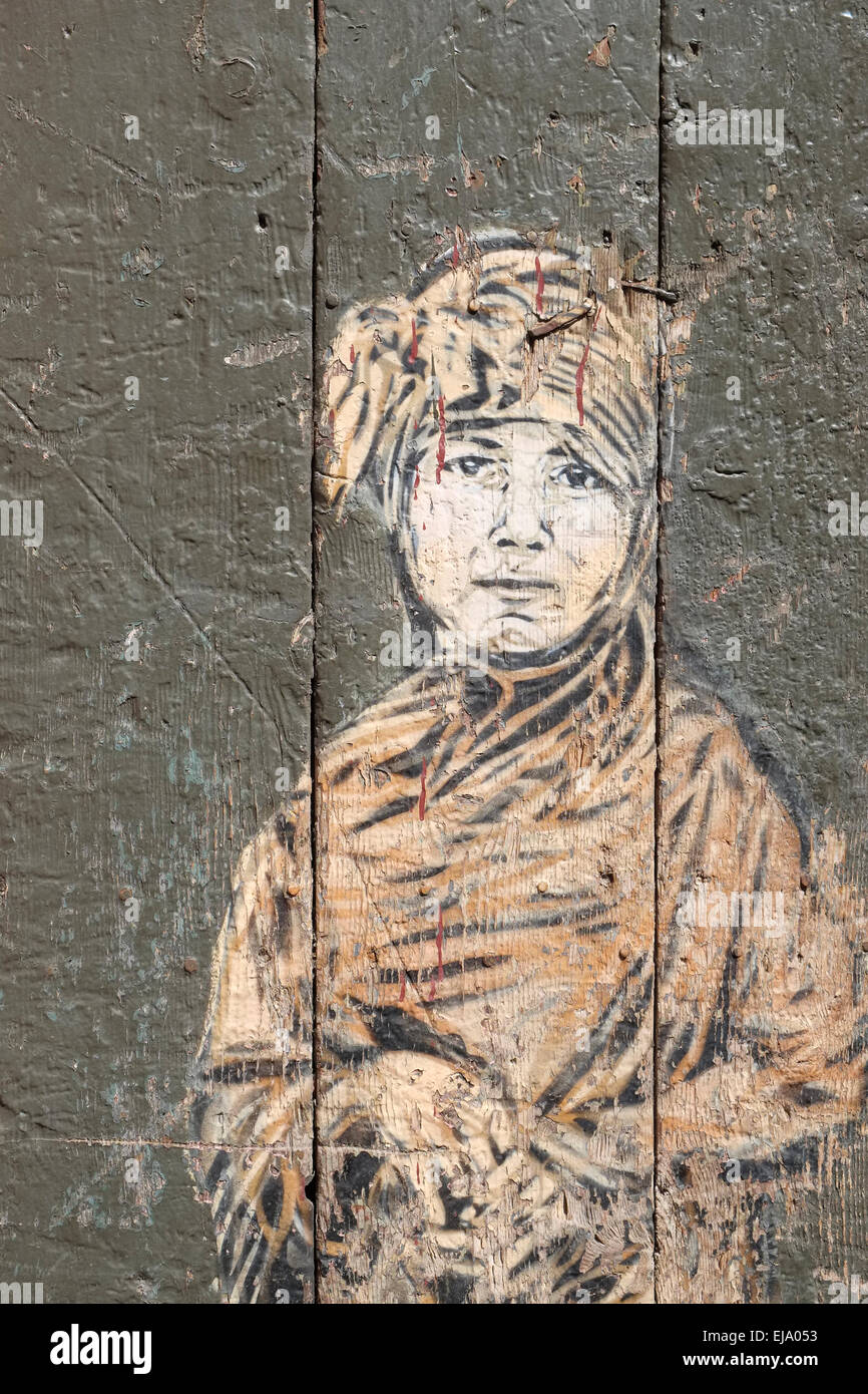 Une peinture murale d'une jeune fille marocaine dans la médina de Marrakech, Maroc, Afrique du Nord. Banque D'Images