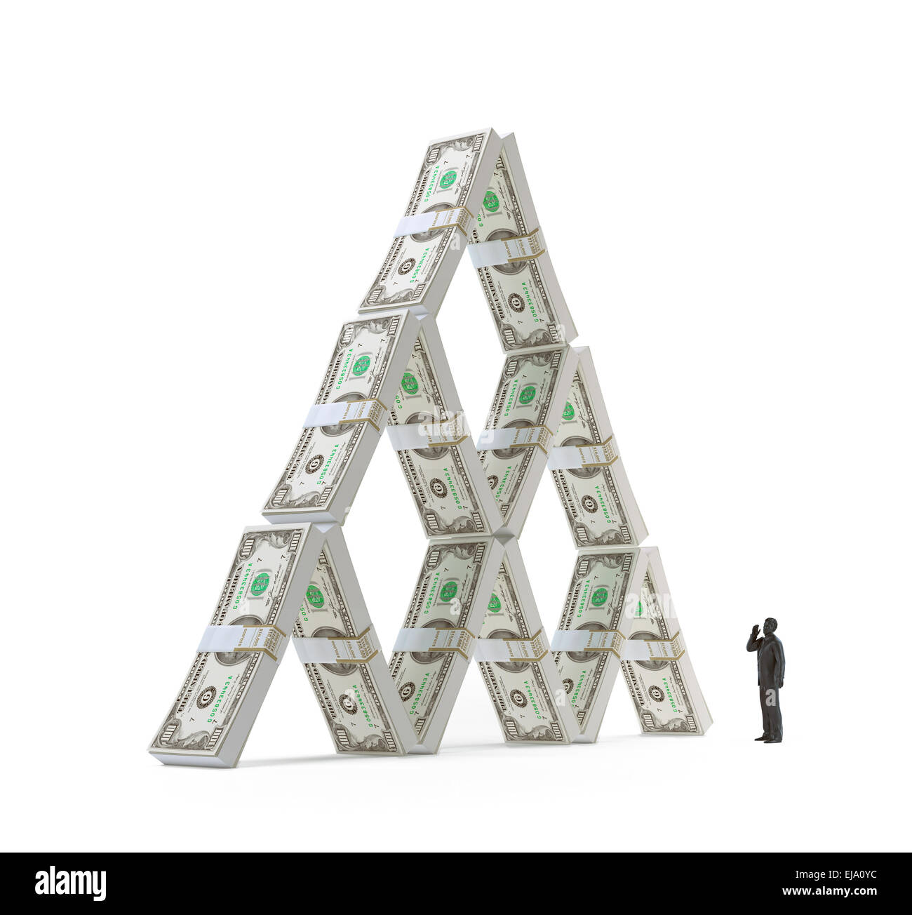 Petit homme debout à côté d'un dollar bills château de cartes Banque D'Images