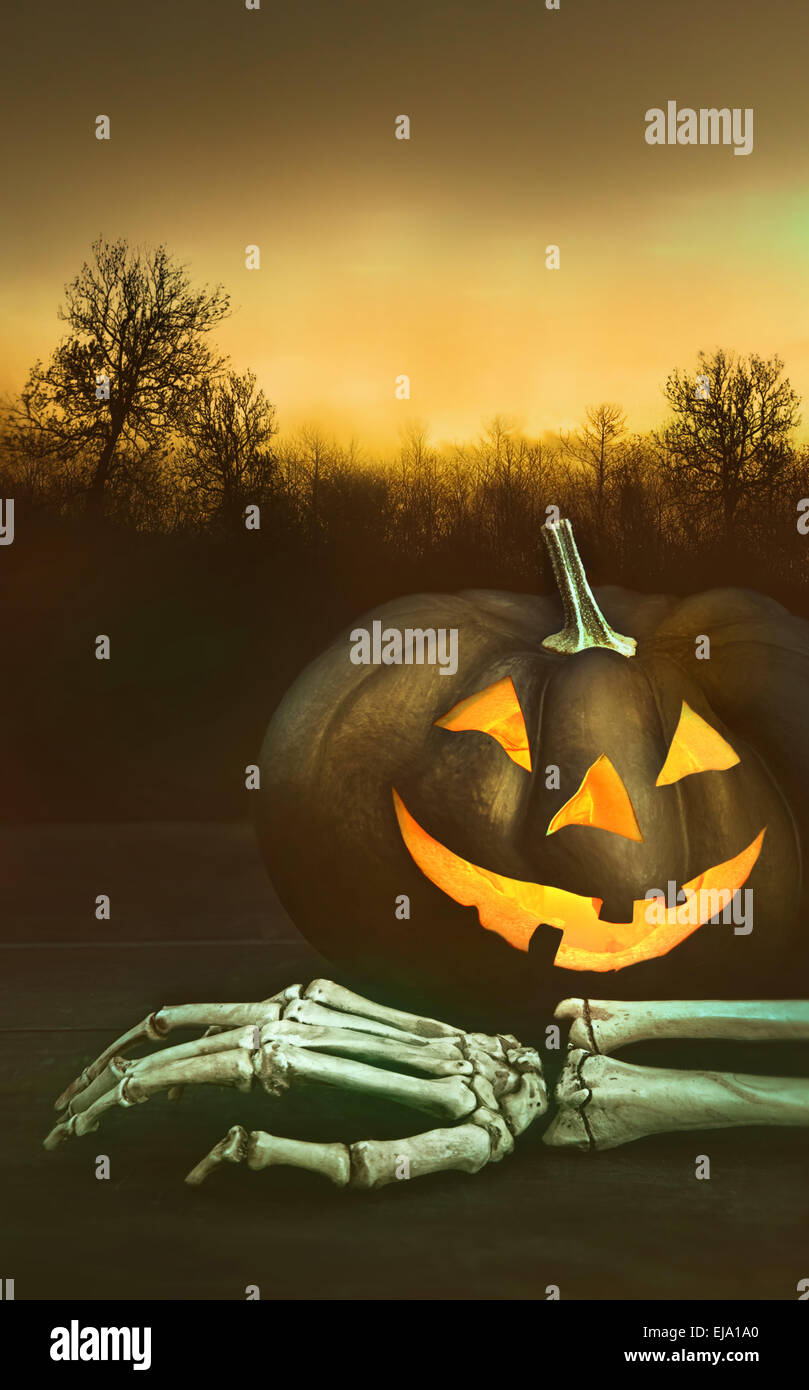 Main squelette avec citrouille Banque D'Images