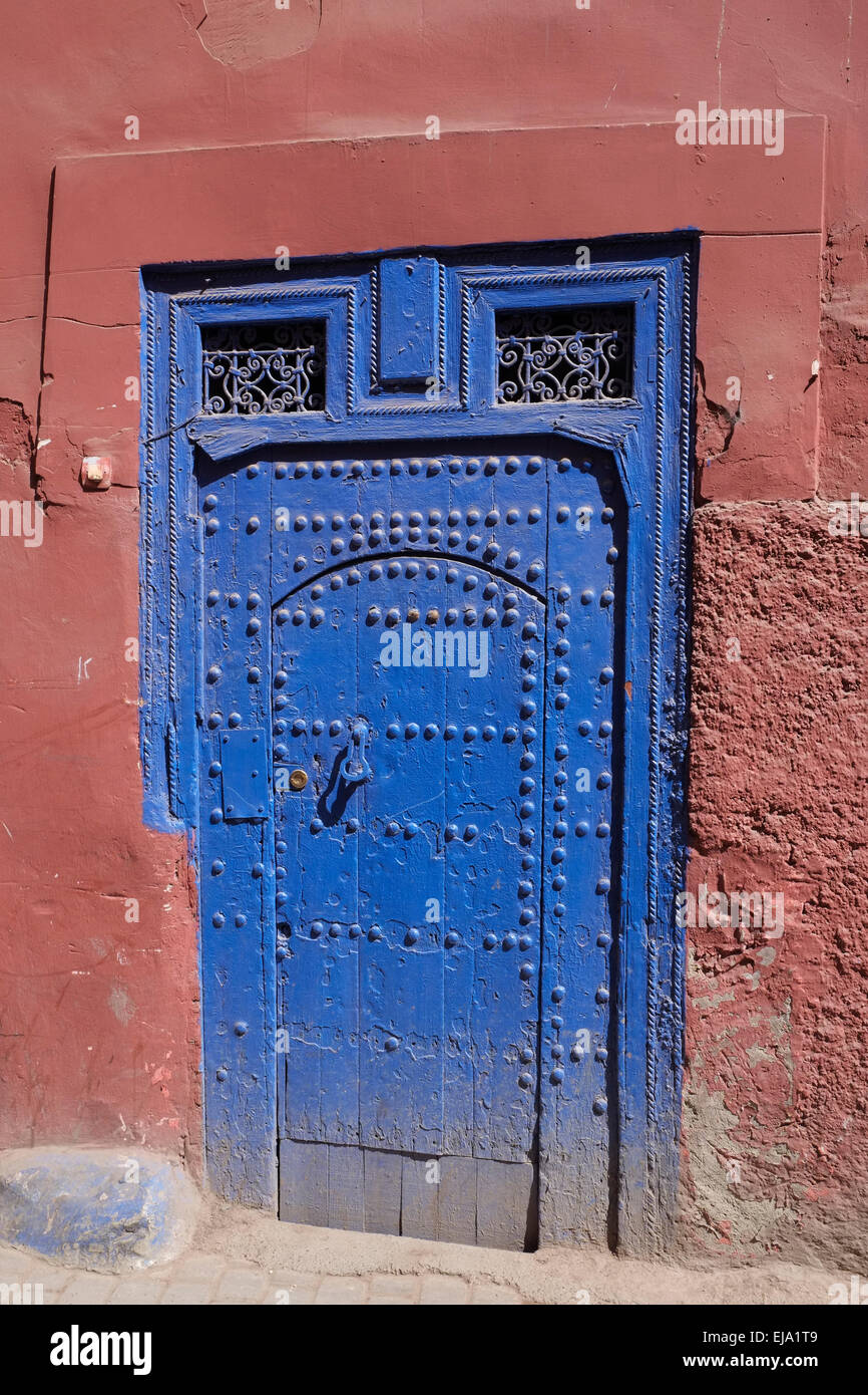 Une vieille porte dans la médina de Marrakech, Maroc, Afrique du Nord. Banque D'Images