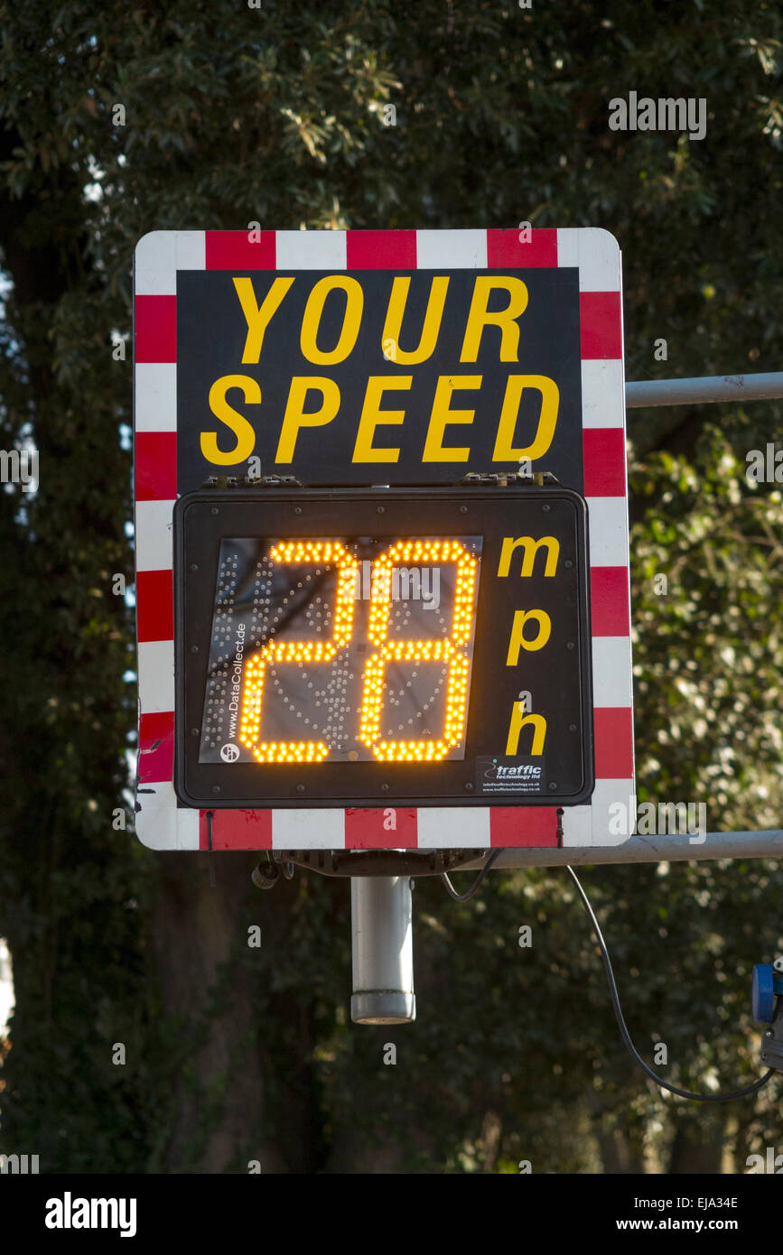 L'indicateur de vitesse (SID) sur un 30 mph milles par heure de route : il affiche la vitesse de voiture / véhicule. Banque D'Images