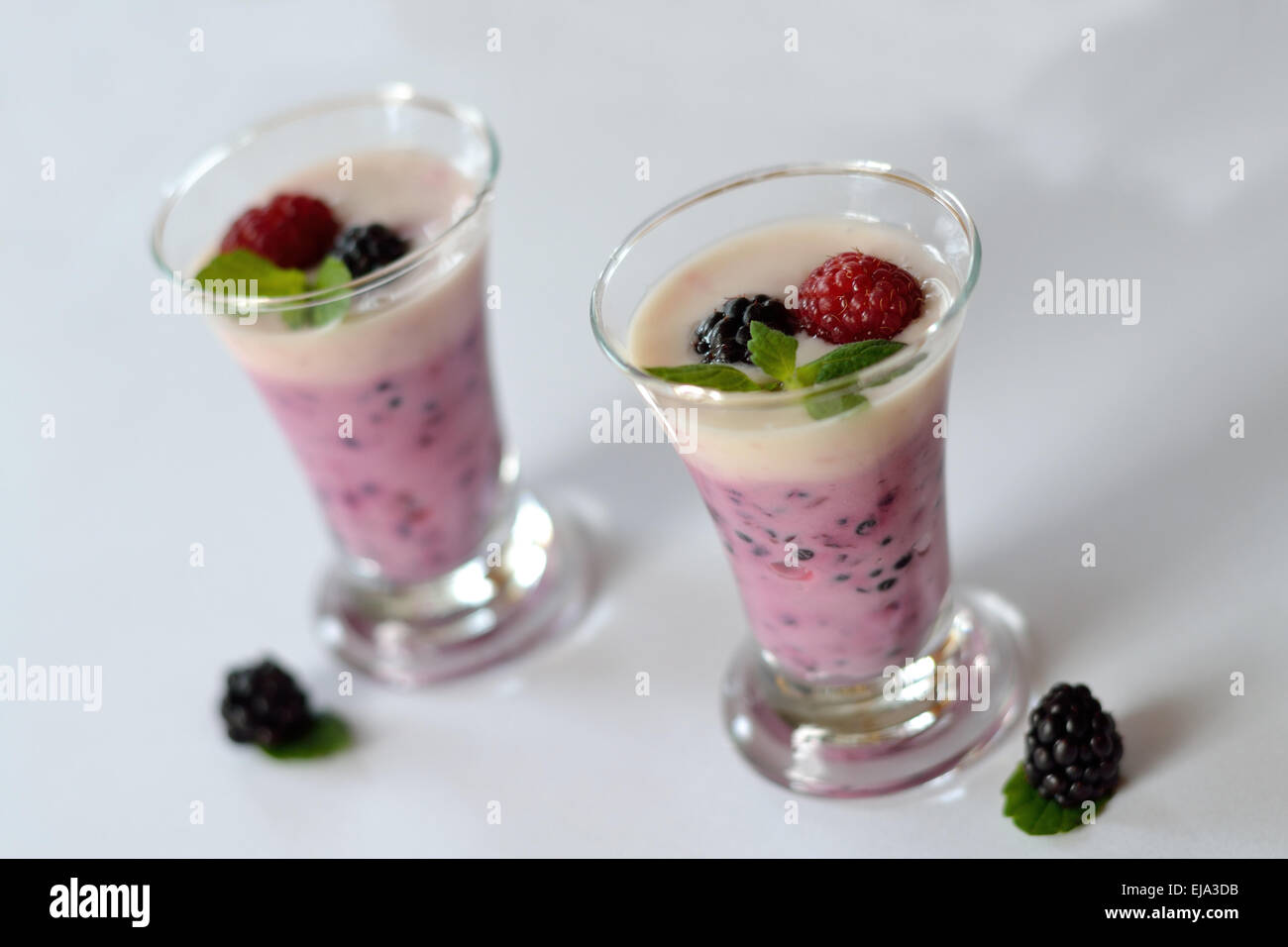 Délicieux yaourt aux fruits cuits Banque D'Images