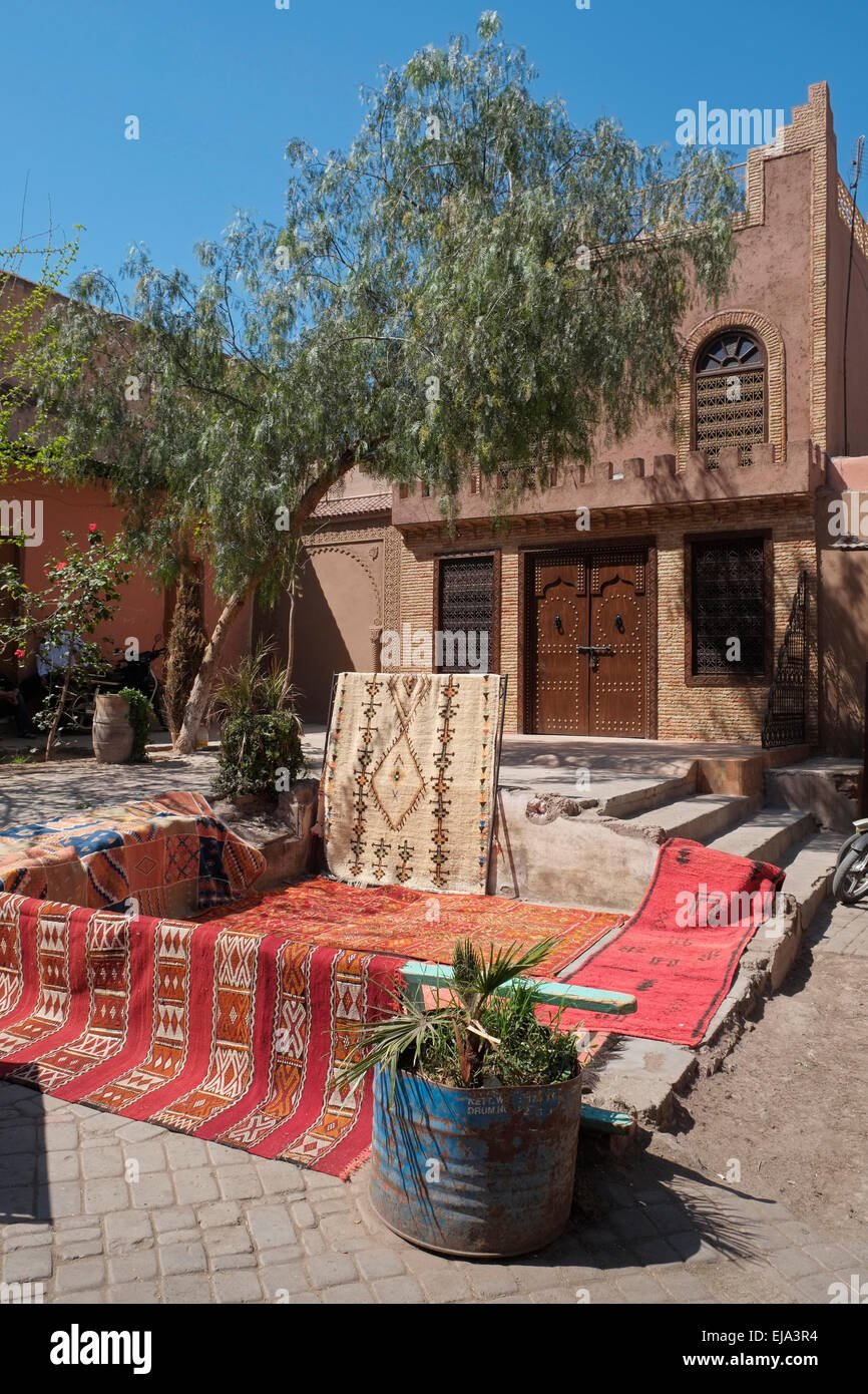 Les tapis et carpettes marocain sur l'affichage dans une place de marché dans la médina de Marrakech, Maroc, Afrique du Nord. Banque D'Images