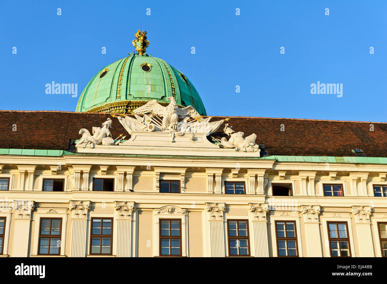 La magnifique coupole et la sculpture du palais impérial Hofburg, Vienne, Autriche. Banque D'Images