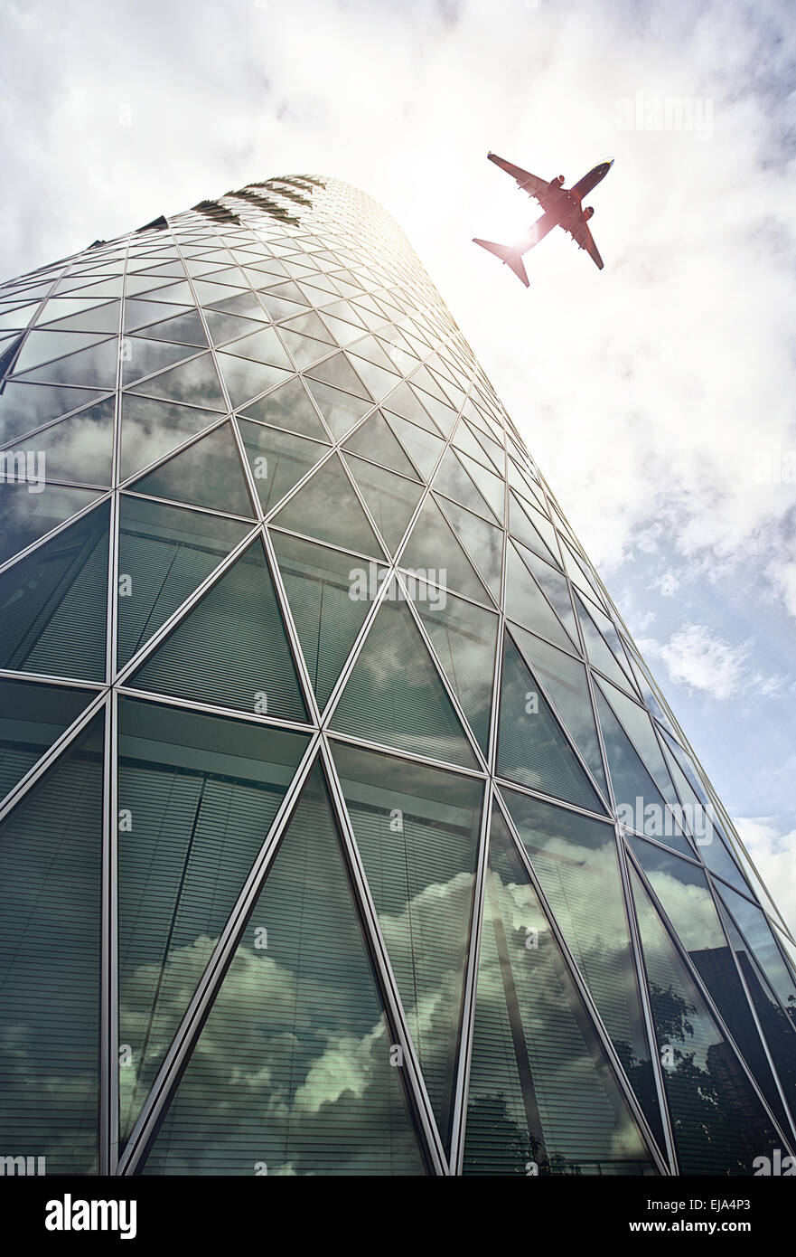 Avion au-dessus d'une tour à bureau Banque D'Images