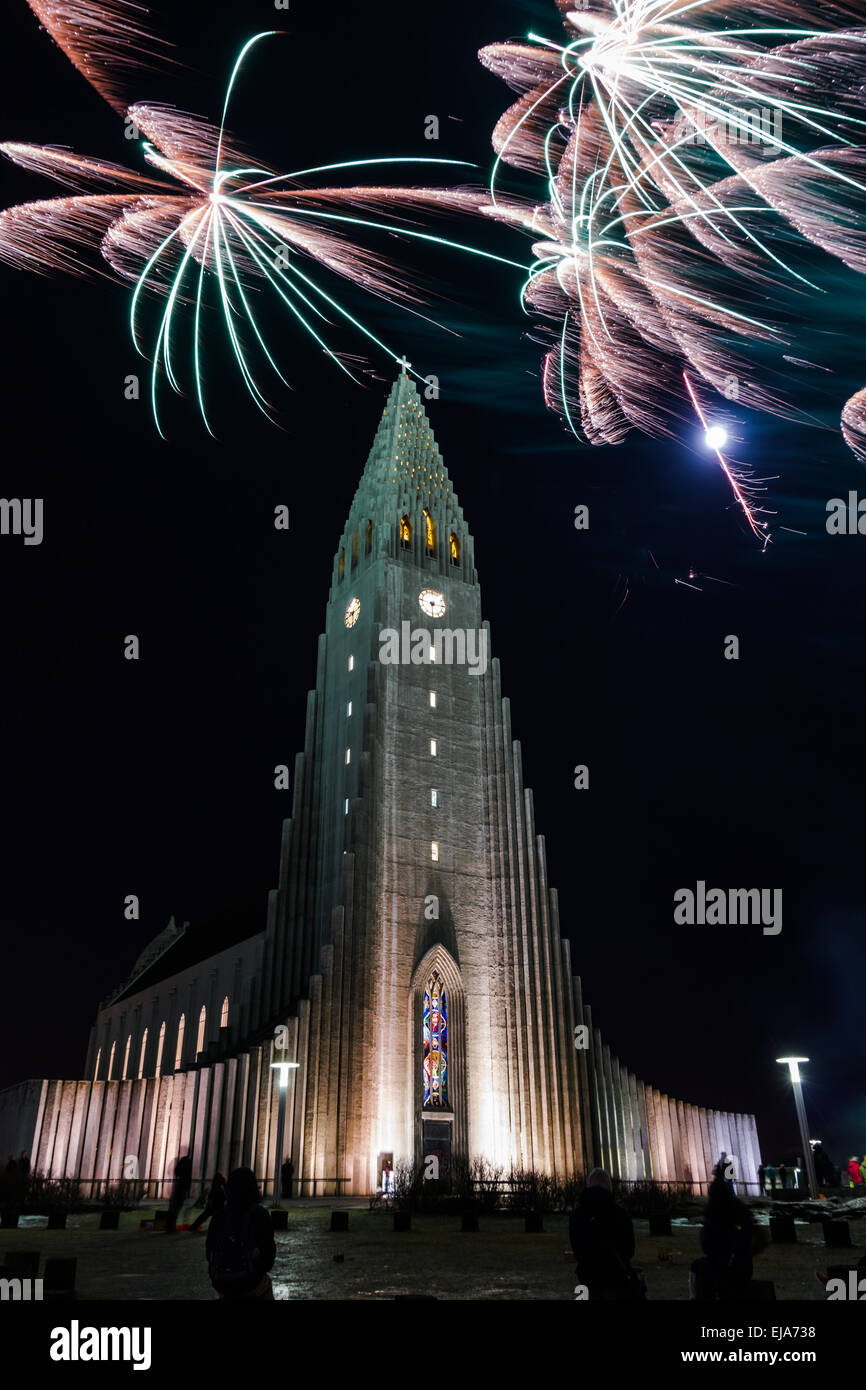 De nouvelles années d'artifice à Reykjavik Islande Banque D'Images