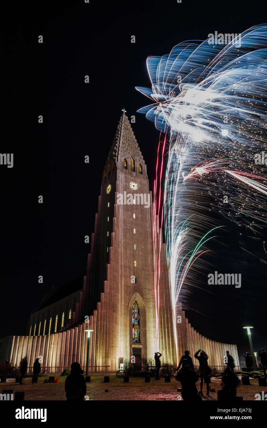 De nouvelles années d'artifice à Reykjavik Islande Banque D'Images