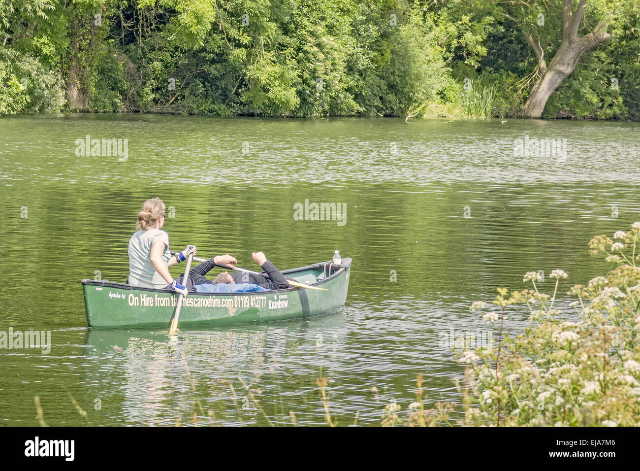 Endormi dans un bateau Tamise Berkshire UK Banque D'Images