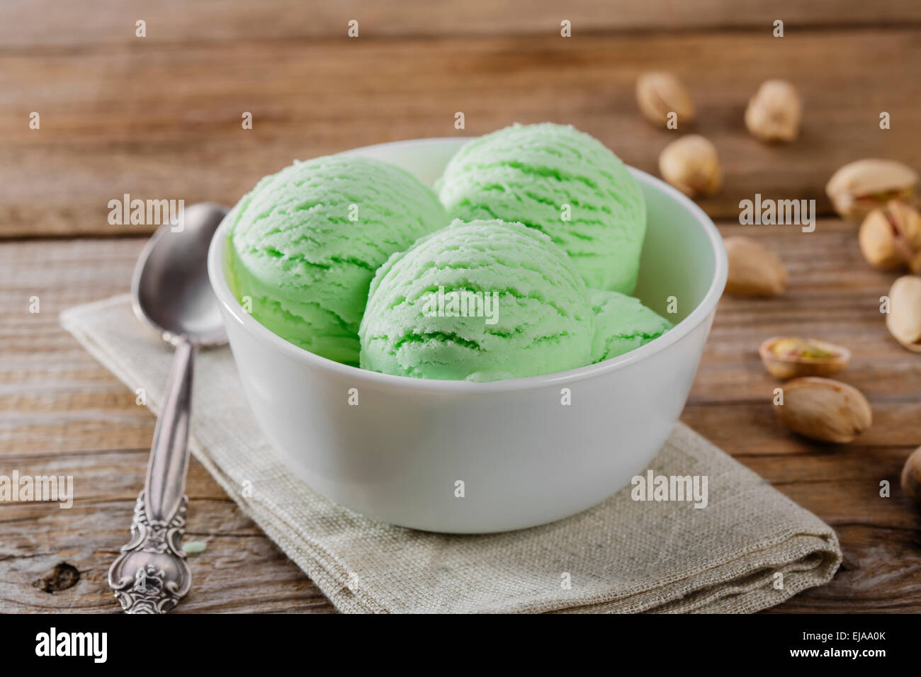 Crème glacée à la pistache dans un bol la balle Banque D'Images