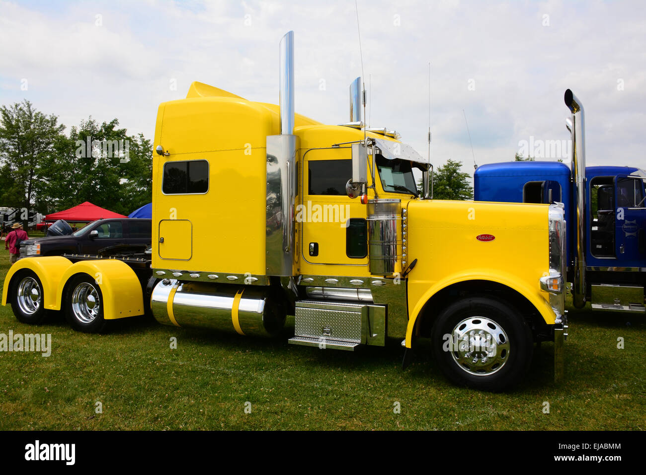 Camion jaune Banque D'Images