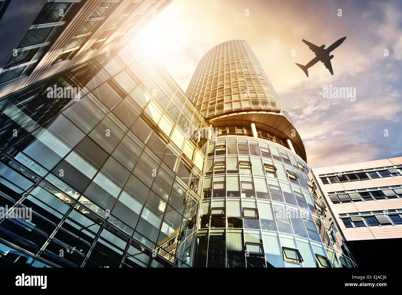Avion survolant la tour de bureaux modernes Banque D'Images
