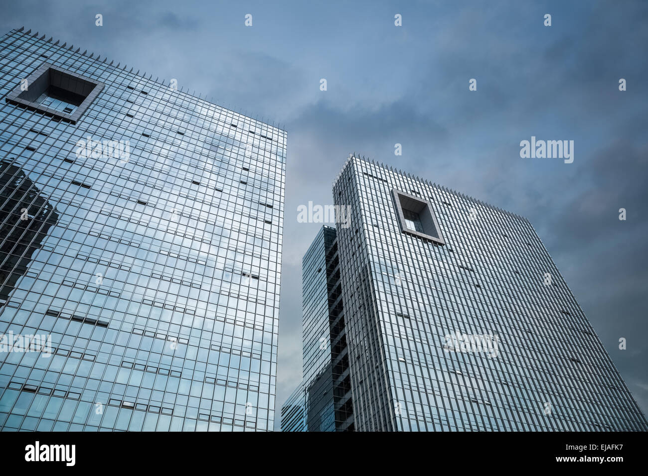 Les bâtiments en verre moderne dans nuageux Banque D'Images