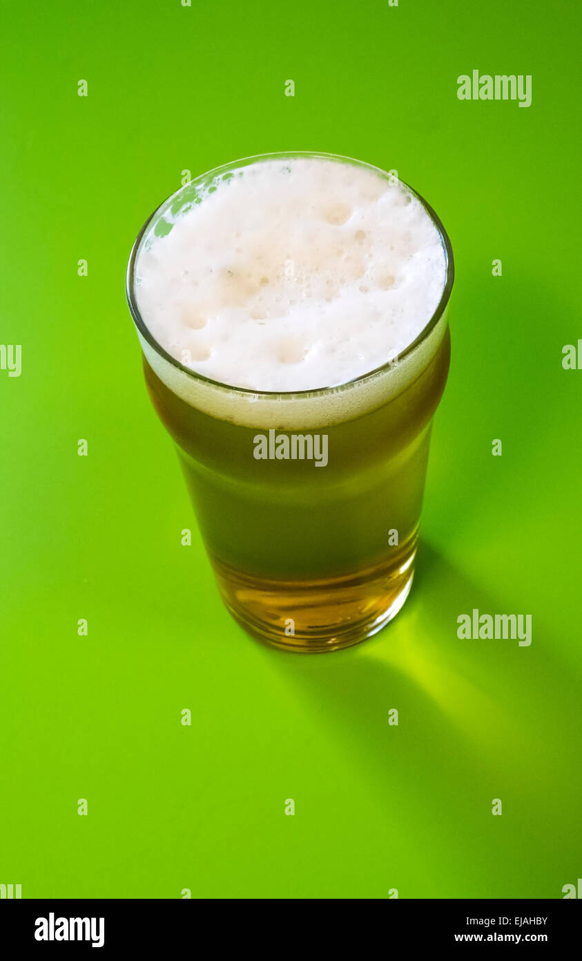 Une pinte de bière blonde Banque D'Images